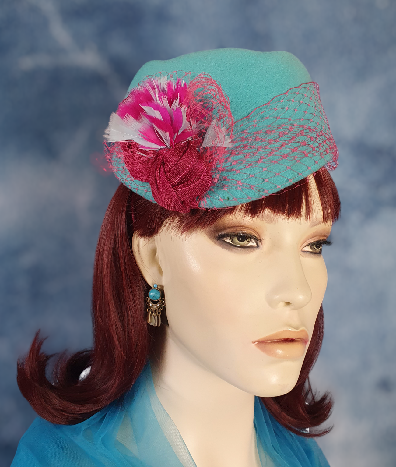 Handgemaakte blauwe vilten fascinator met fazantenveren en abaca zijde, elegante vintage pillbox dameshoed voor speciale gelegenheden.