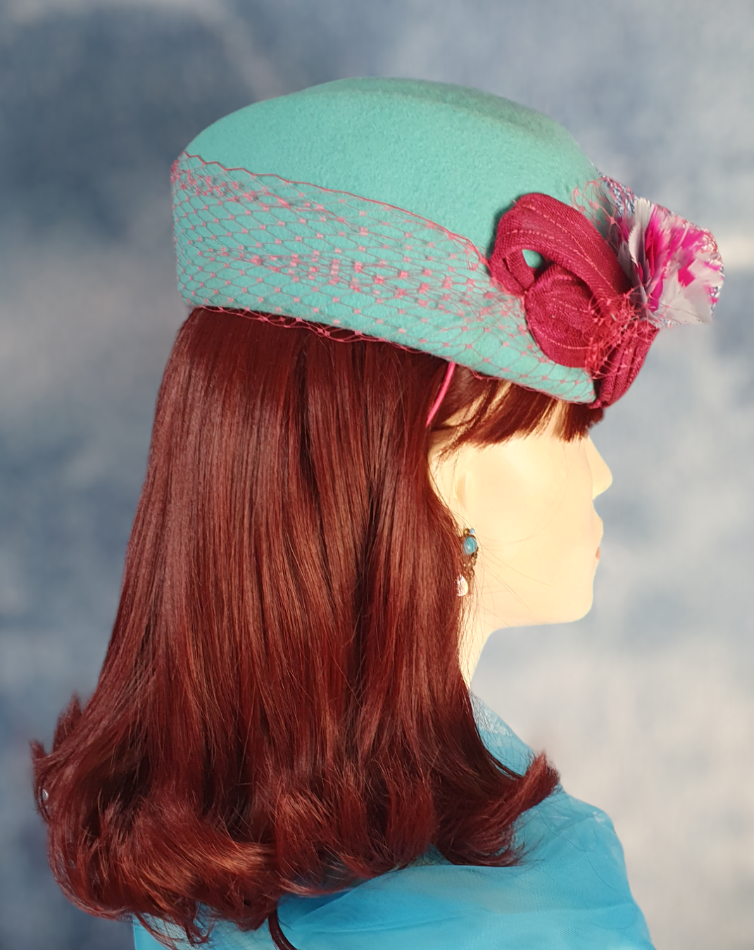 Handgemaakte blauwe vilten fascinator met fazantenveren en abaca zijde, elegante vintage pillbox dameshoed voor speciale gelegenheden.