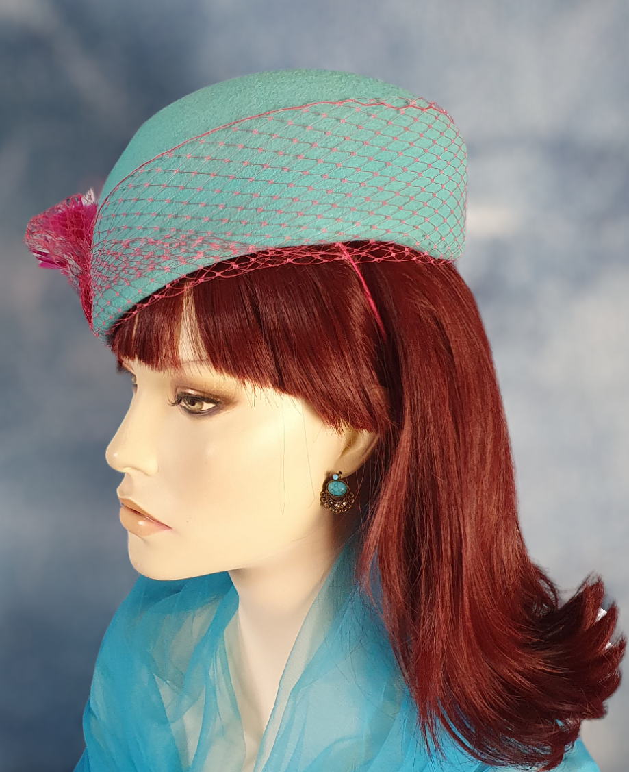 Handgemaakte blauwe vilten fascinator met fazantenveren en abaca zijde, elegante vintage pillbox dameshoed voor speciale gelegenheden.