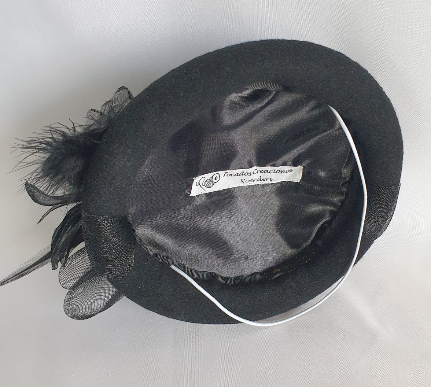 Tocado hecho a mano de fieltro negro con flor de crinolina con plumas de gallo, elegante tocado para mujer, perfecto para ocasiones especiales