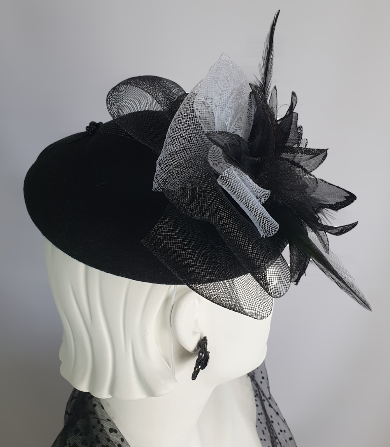 Handgemaakt Fascinator van zwart vilt met crinoline bloem met hanenveren, elegante hoofdtooi voor dames, perfect voor speciale gelegenheden