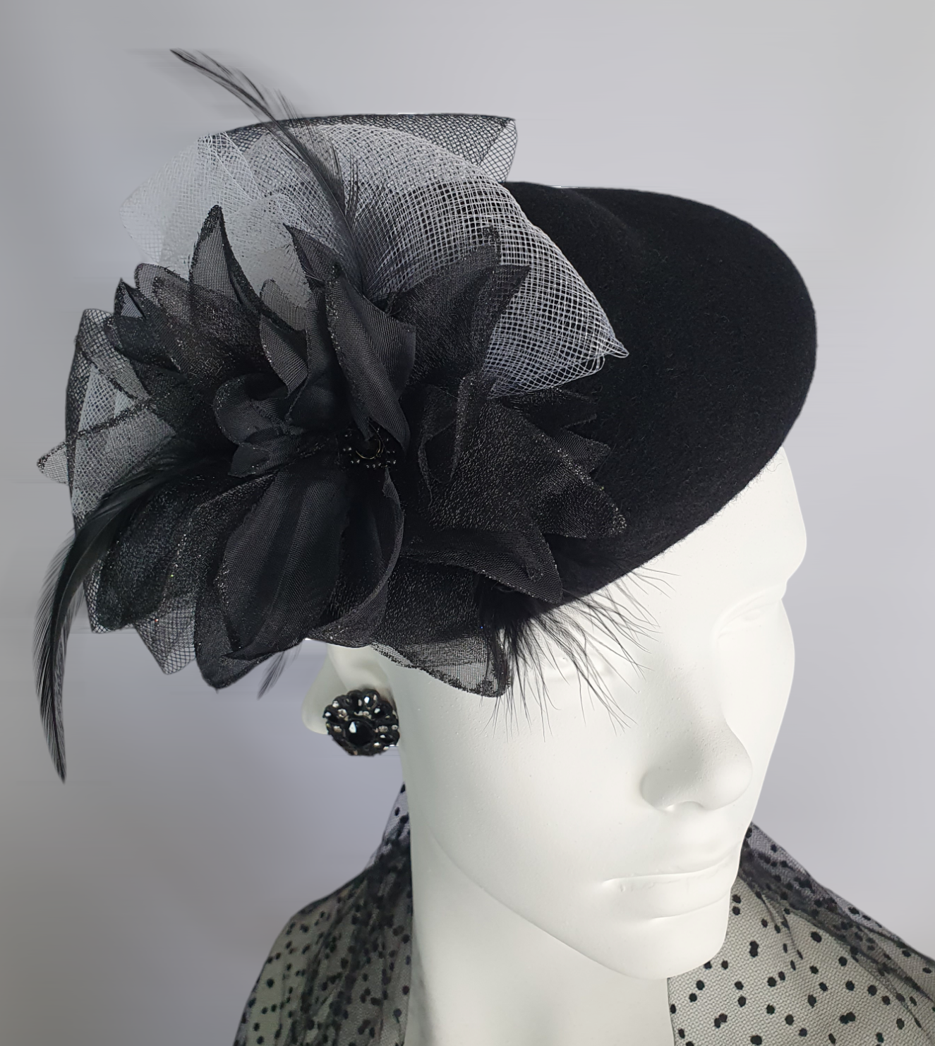 Handgemaakt Fascinator van zwart vilt met crinoline bloem met hanenveren, elegante hoofdtooi voor dames, perfect voor speciale gelegenheden