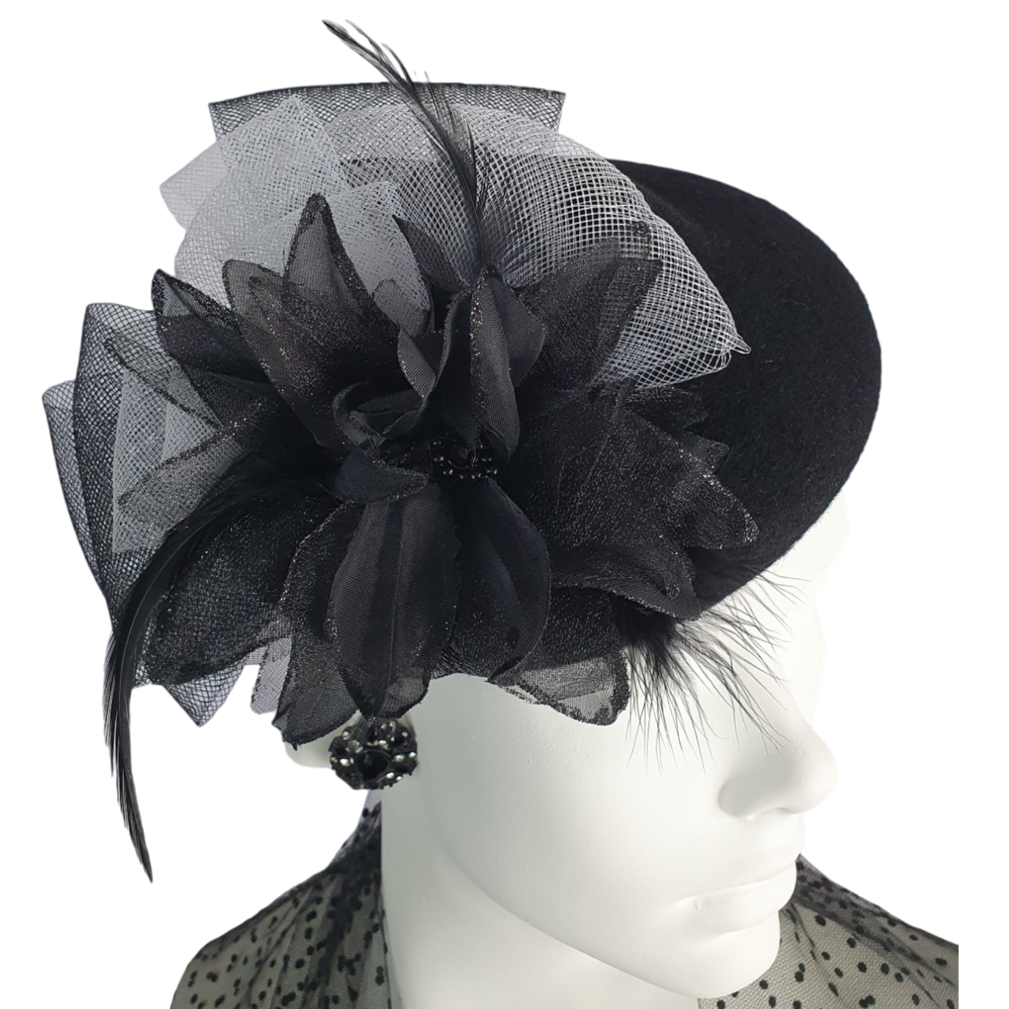 Tocado hecho a mano de fieltro negro con flor de crinolina con plumas de gallo, elegante tocado para mujer, perfecto para ocasiones especiales