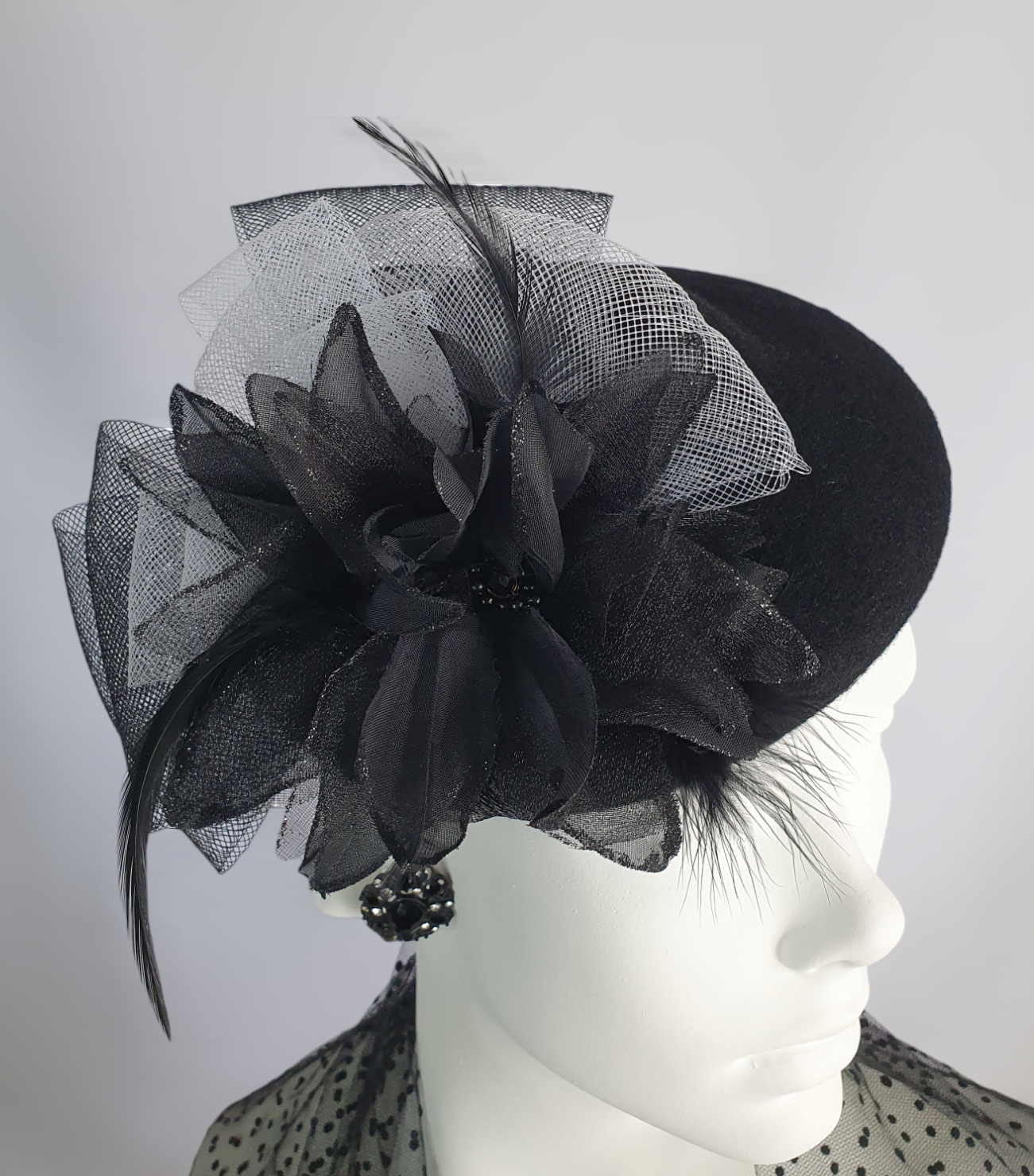 Handgemaakt Fascinator van zwart vilt met crinoline bloem met hanenveren, elegante hoofdtooi voor dames, perfect voor speciale gelegenheden