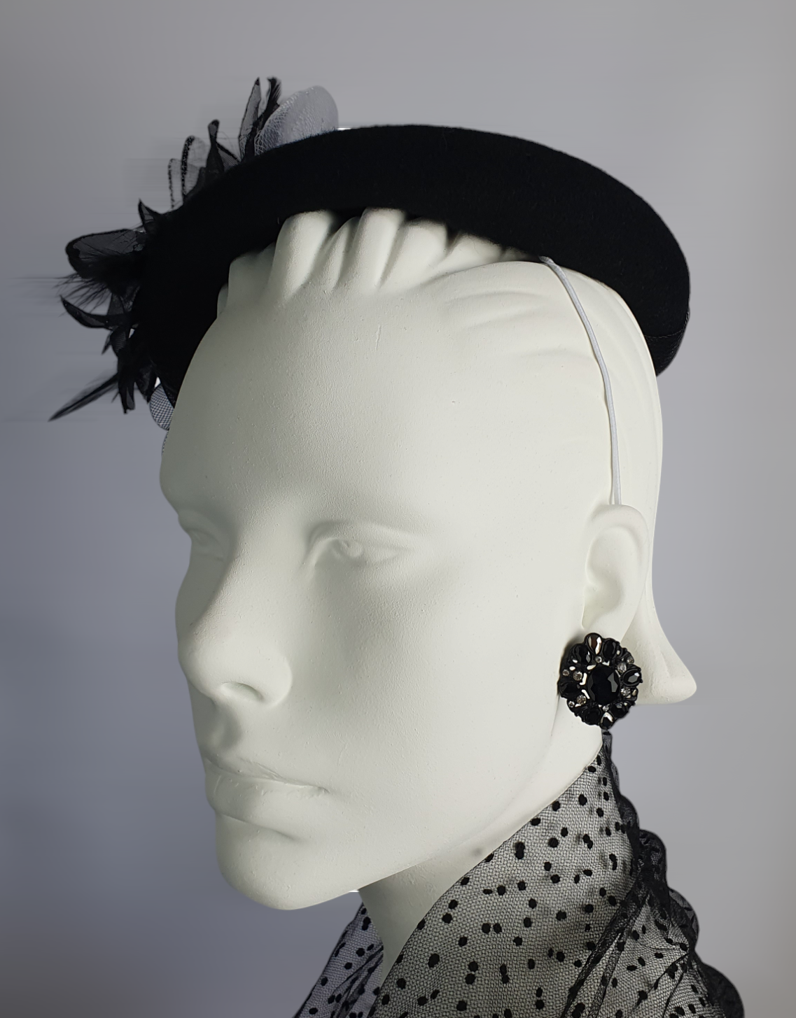 Tocado hecho a mano de fieltro negro con flor de crinolina con plumas de gallo, elegante tocado para mujer, perfecto para ocasiones especiales