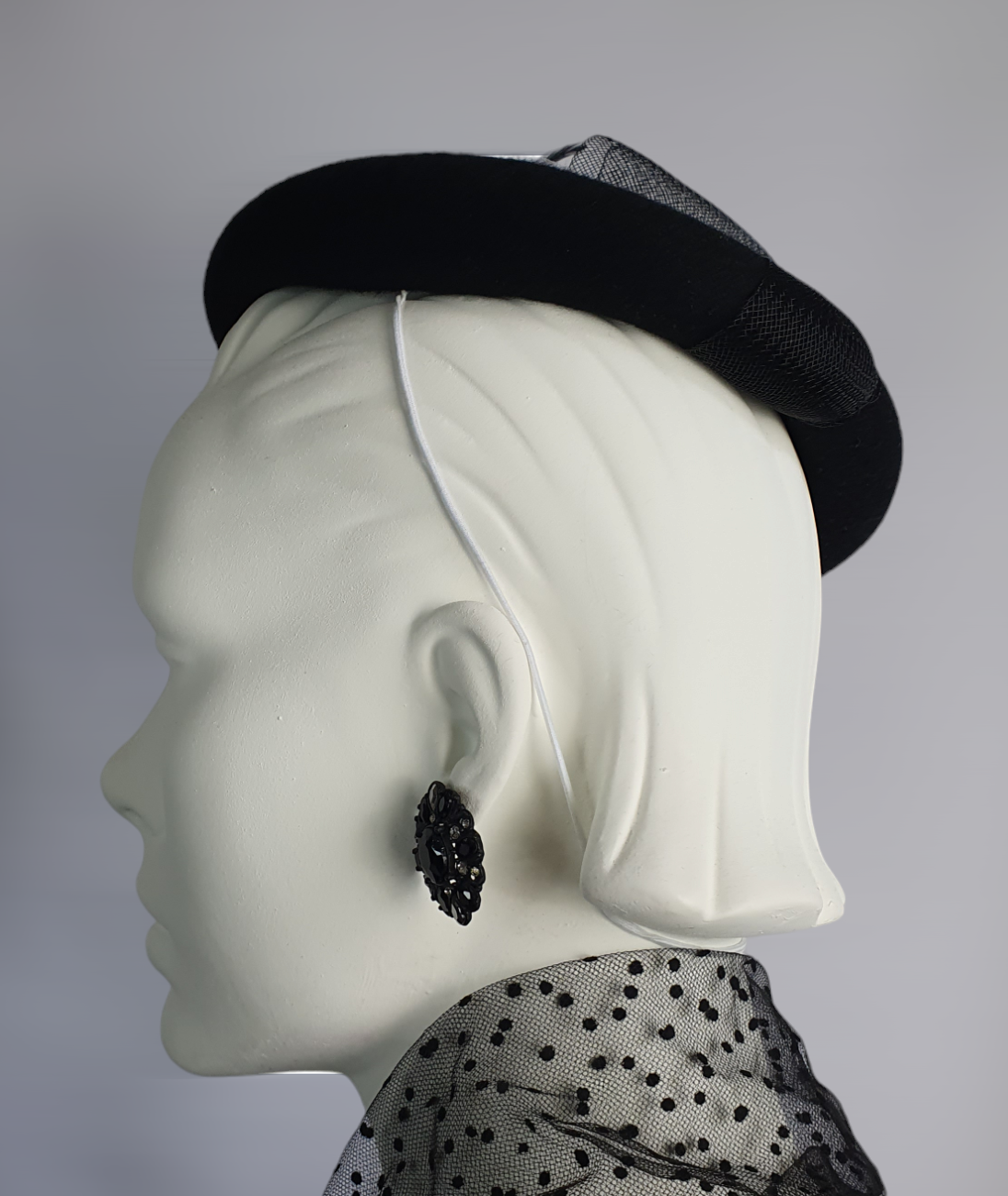 Tocado hecho a mano de fieltro negro con flor de crinolina con plumas de gallo, elegante tocado para mujer, perfecto para ocasiones especiales