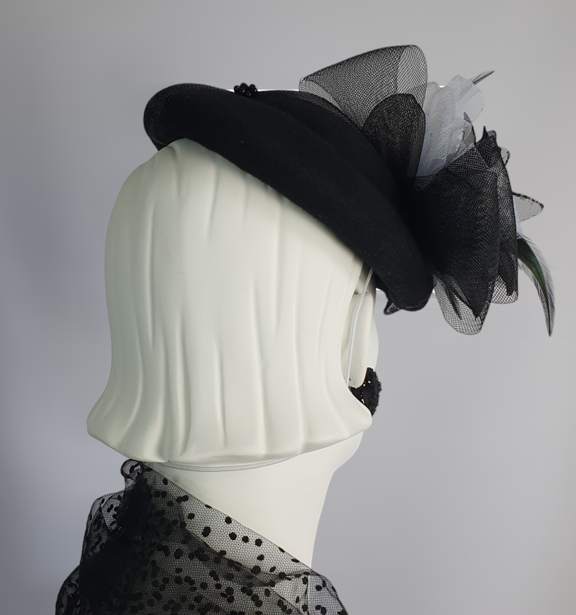 Handgemaakt Fascinator van zwart vilt met crinoline bloem met hanenveren, elegante hoofdtooi voor dames, perfect voor speciale gelegenheden