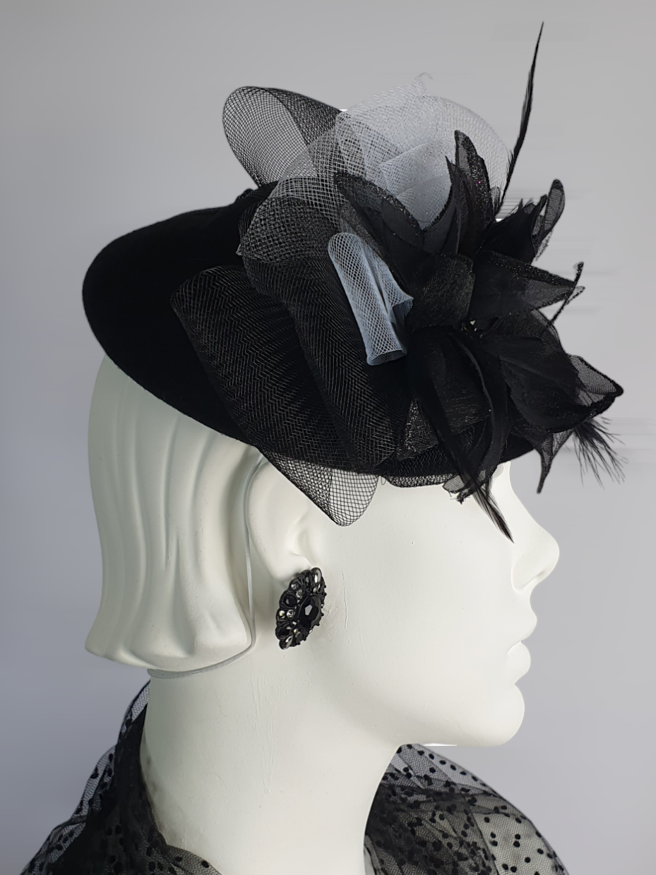 Handgemaakt Fascinator van zwart vilt met crinoline bloem met hanenveren, elegante hoofdtooi voor dames, perfect voor speciale gelegenheden