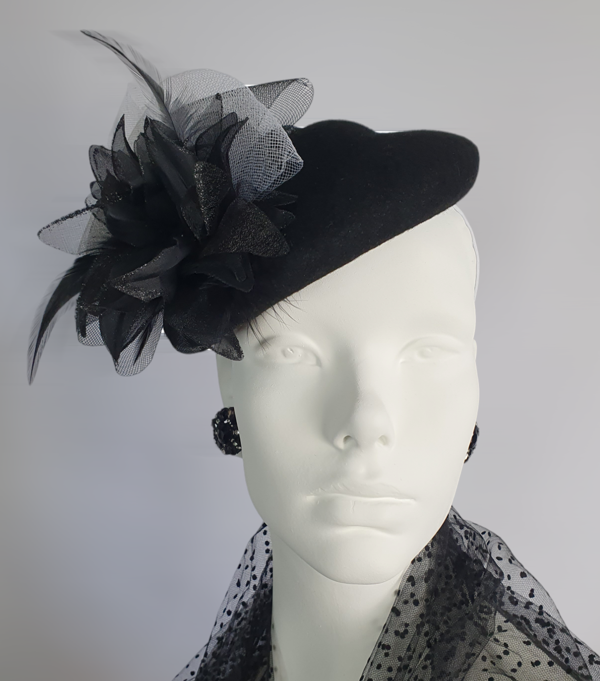 Tocado hecho a mano de fieltro negro con flor de crinolina con plumas de gallo, elegante tocado para mujer, perfecto para ocasiones especiales