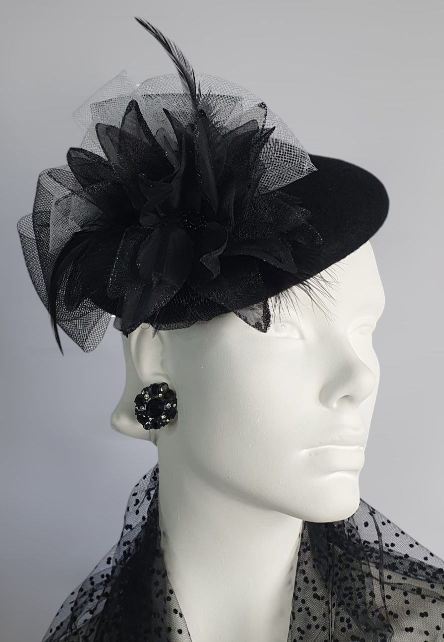 Tocado hecho a mano de fieltro negro con flor de crinolina con plumas de gallo, elegante tocado para mujer, perfecto para ocasiones especiales