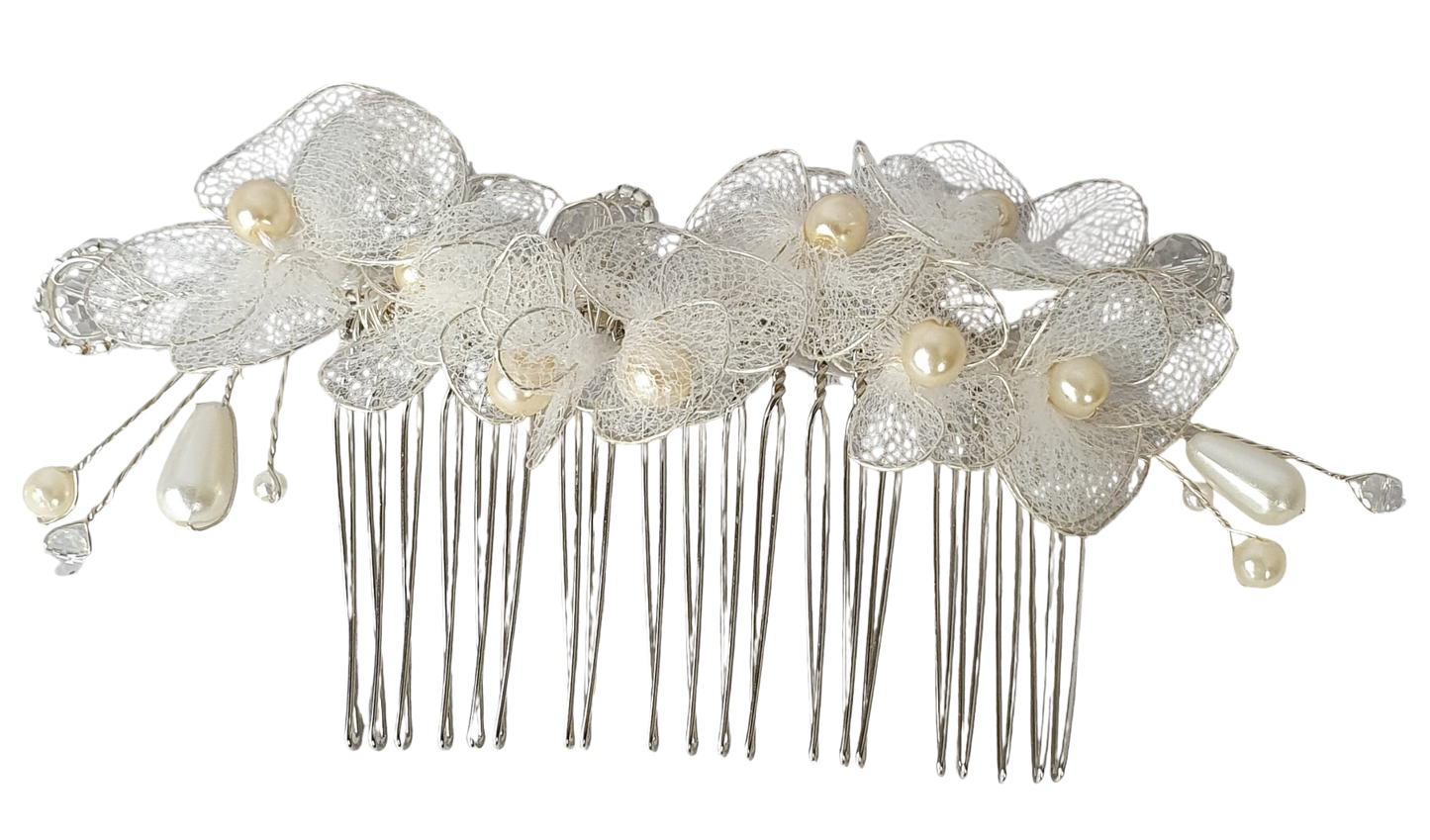 Handgemaakte bruidskam met parels, druppelstenen en bloemen van tule - haaraccessoire voor bruiloften met zilverkleurige metalen kam