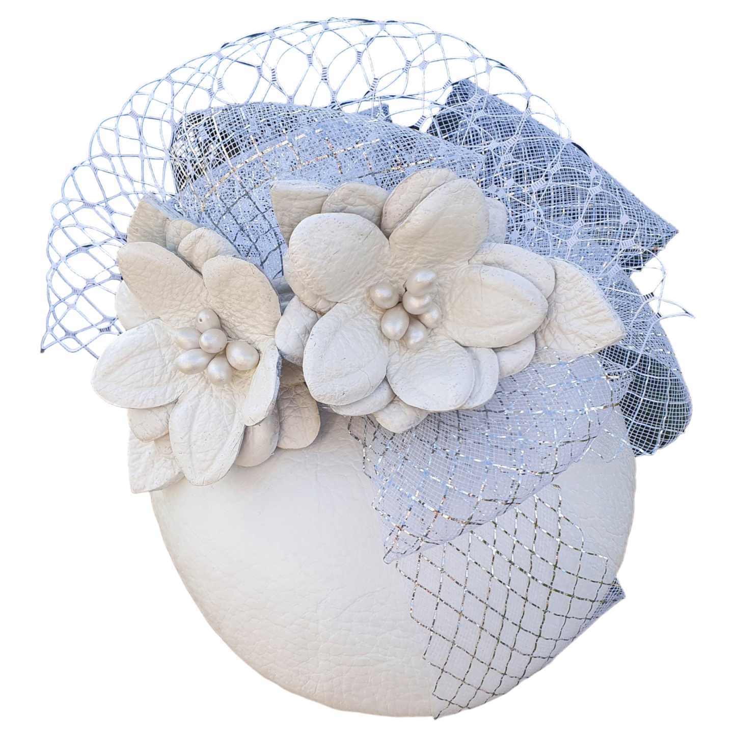Ronde handgemaakte fascinator wit met natuurlijk leer en crinoline, bruiloft hoofdtooi, elegante dameshoed voor speciale gelegenheid