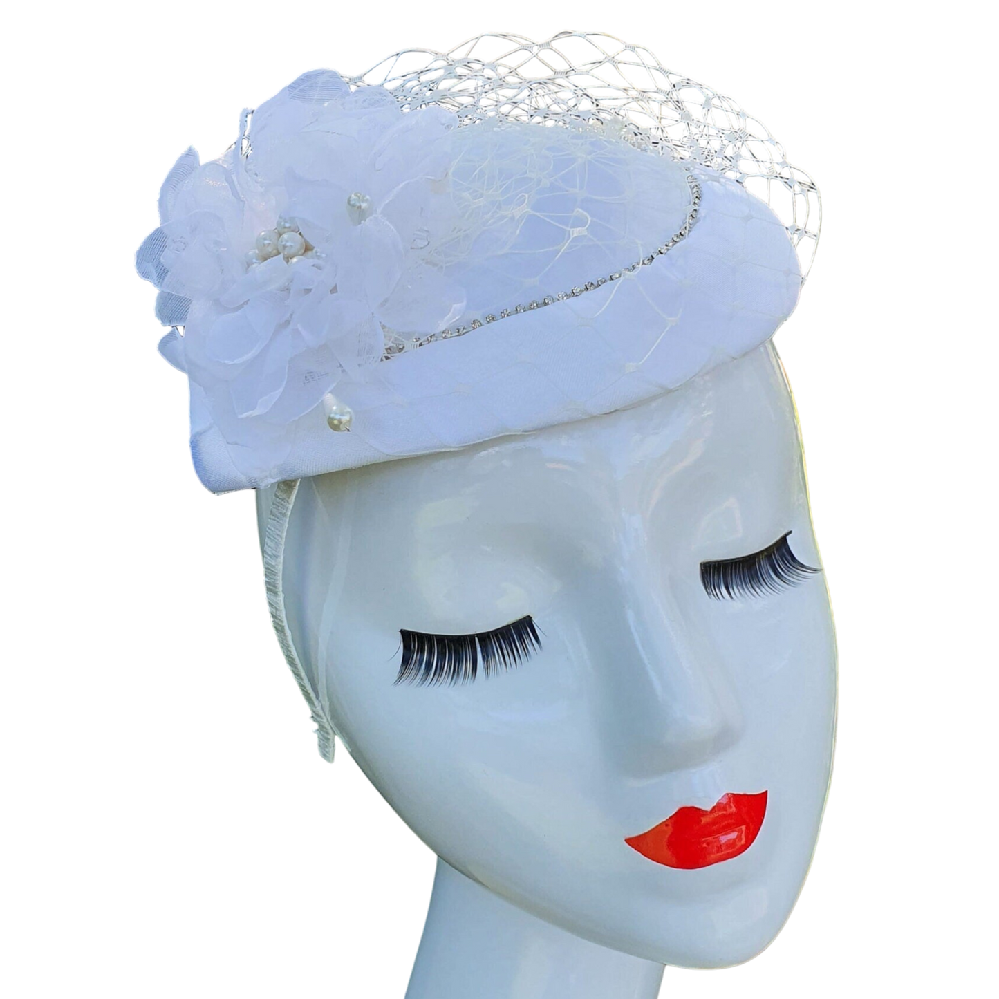 Handgemaakte ronde witte fascinator millinery van bloem met zijde , kant sluier, satijnen stof, parels, broche met parels en steentjes