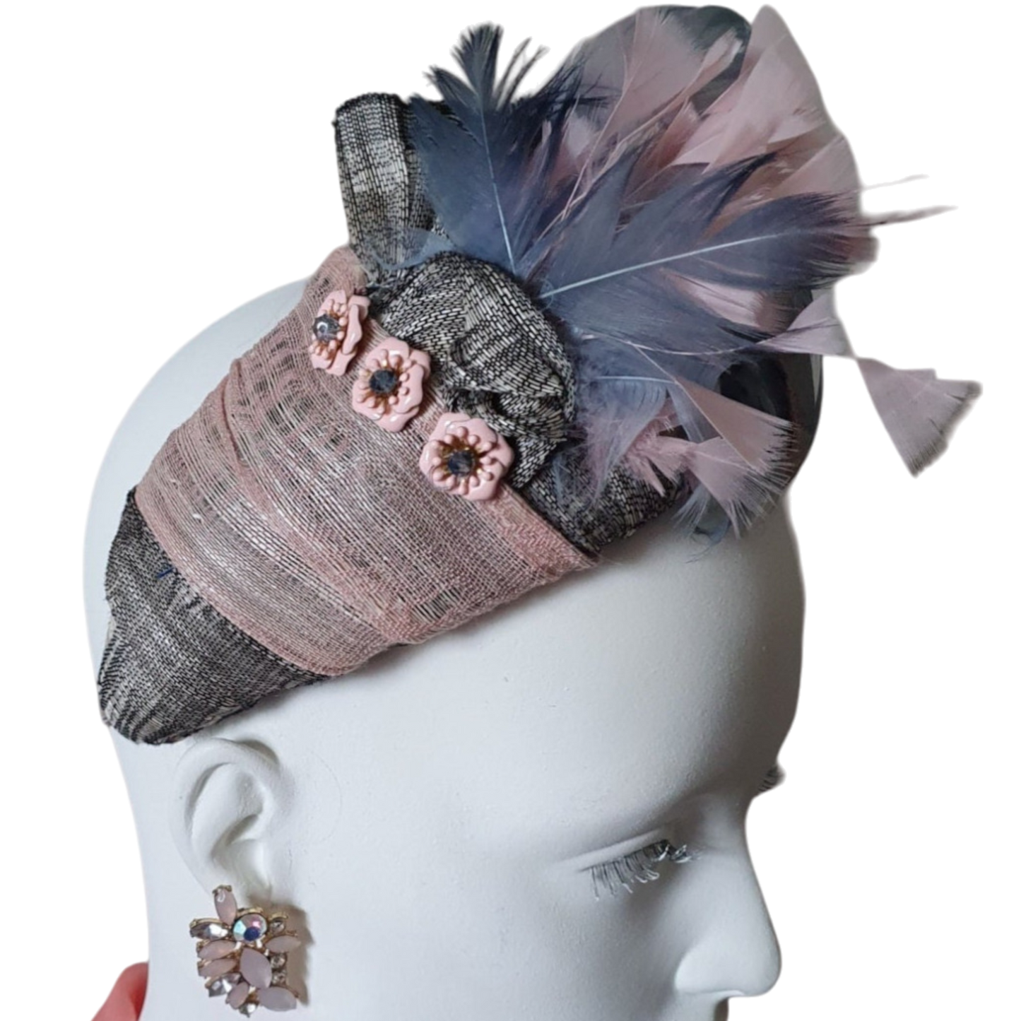 Handgemaakte hoofdband roze met grijs van zijde abaca, versierd met zwanenveren, mooie tiara voor bij een speciaal evenement of gelegenheid