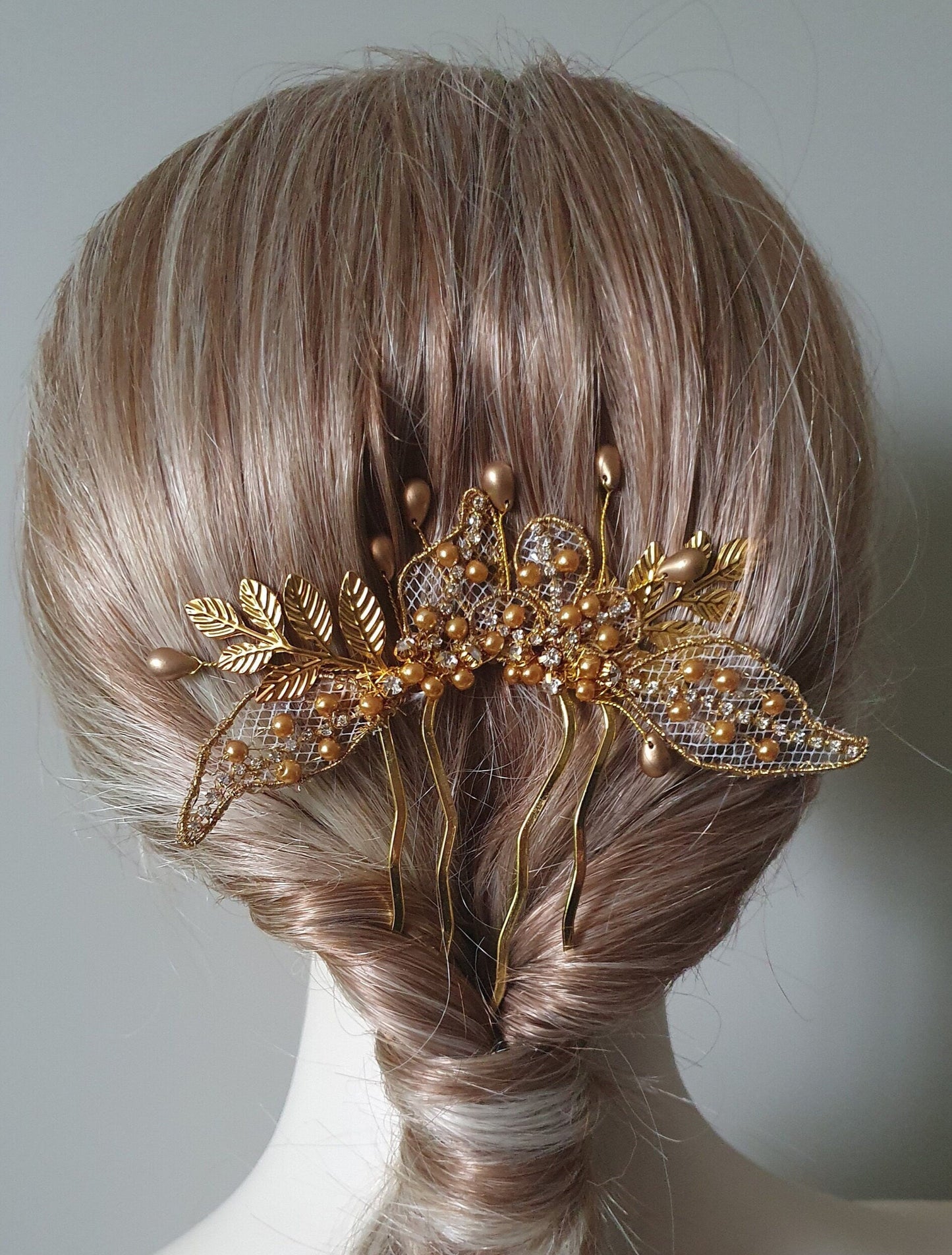 Handgemaakte goudkleurige bruidskam met parels en druppelstenen - Elegant Haaraccessoire voor Bruiloften en Feesten, Metalen Kam