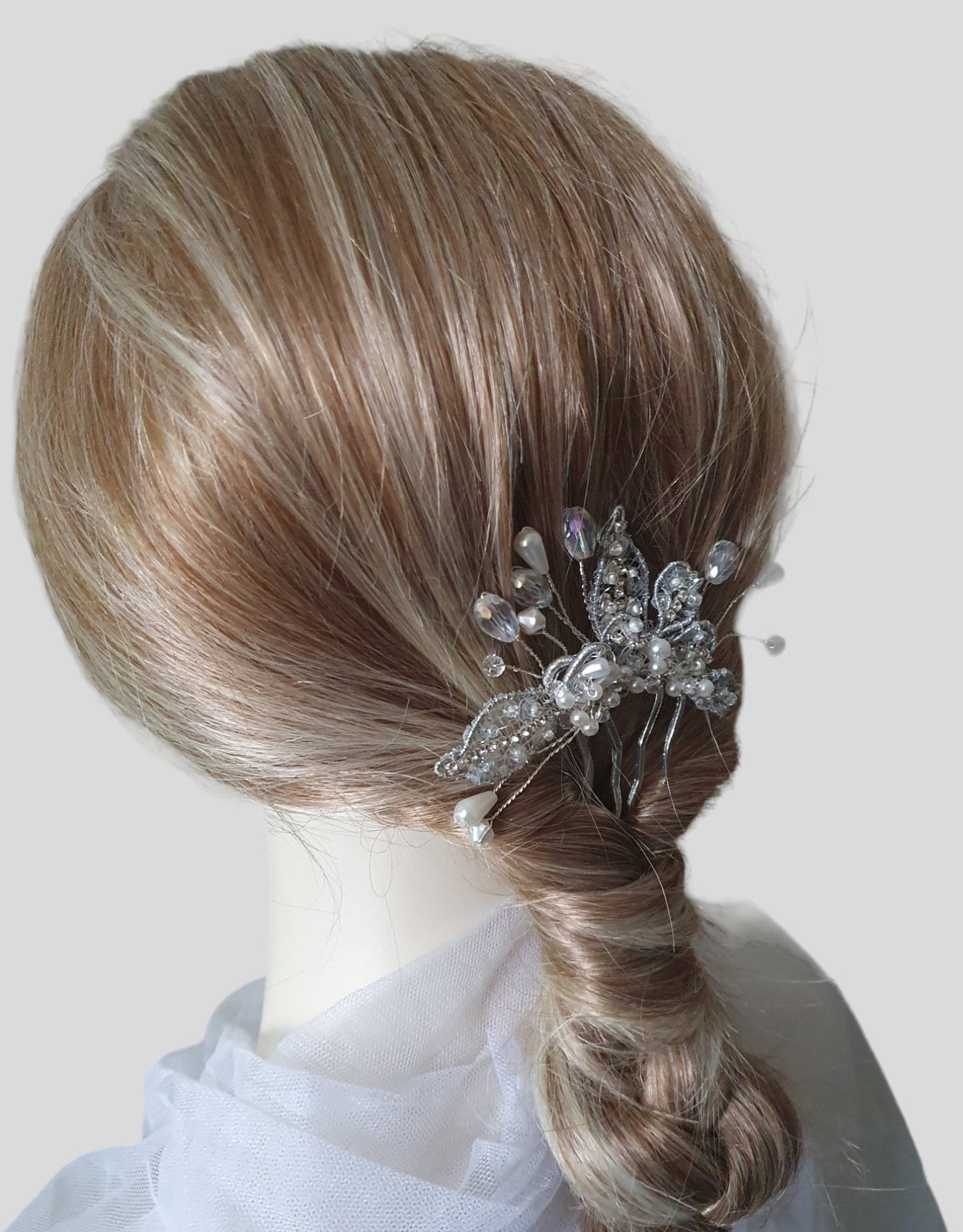 Peineta de novia hecha a mano con perlas y piedras colgantes - elegante accesorio para el cabello para bodas, invitados y fiestas, peineta de metal plateado