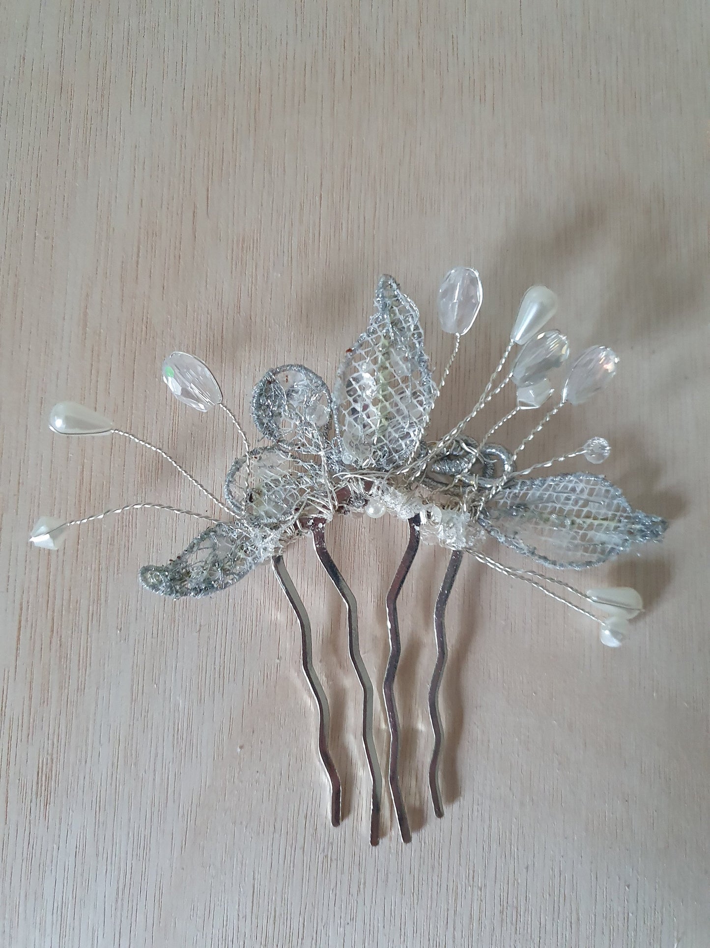 Peineta de novia hecha a mano con perlas y piedras colgantes - elegante accesorio para el cabello para bodas, invitados y fiestas, peineta de metal plateado