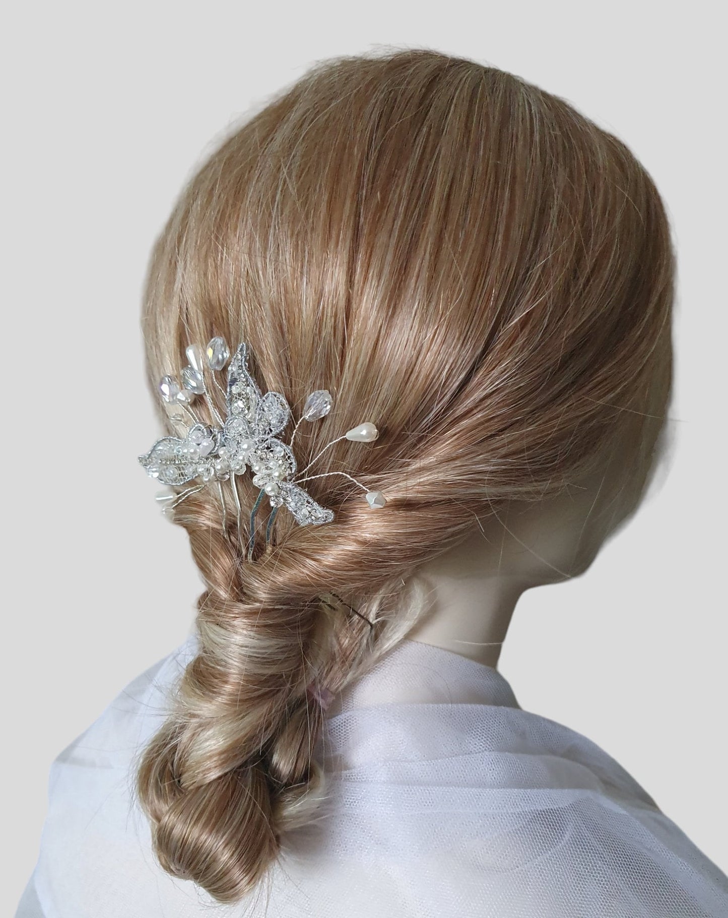Peineta de novia hecha a mano con perlas y piedras colgantes - elegante accesorio para el cabello para bodas, invitados y fiestas, peineta de metal plateado