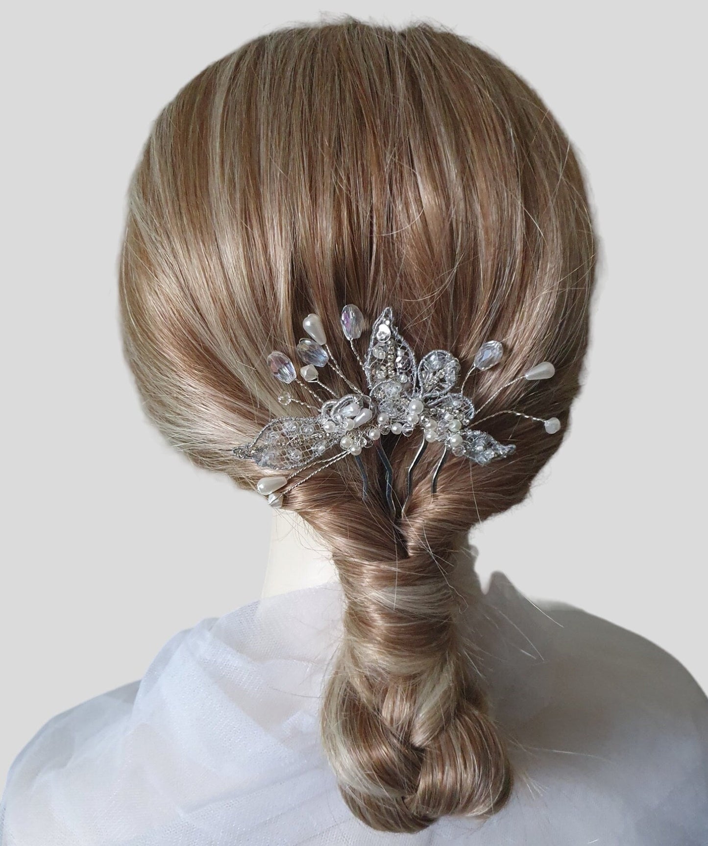 Peineta de novia hecha a mano con perlas y piedras colgantes - elegante accesorio para el cabello para bodas, invitados y fiestas, peineta de metal plateado