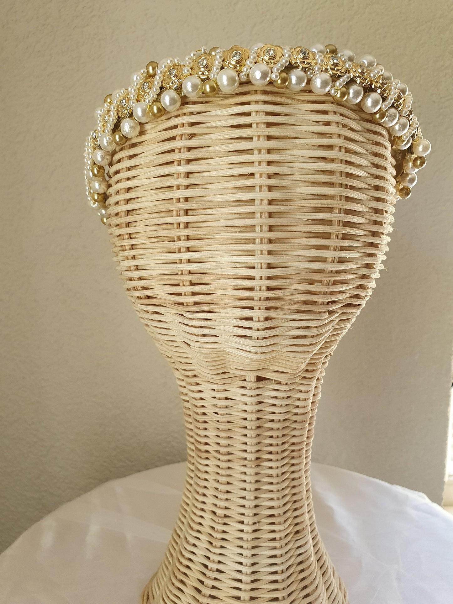 Handgemaakte hoofdband met parels en gouden kunststof rozen - Mooie hoofdband, unieke feestelijke diadeem, bruiloft, speciale gelegenheid