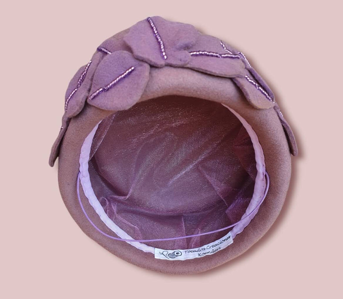 Elegante Dames Vilthoed - Paarse Pillbox met Brede Platte Rand - Handgemaakt van organza en kralen