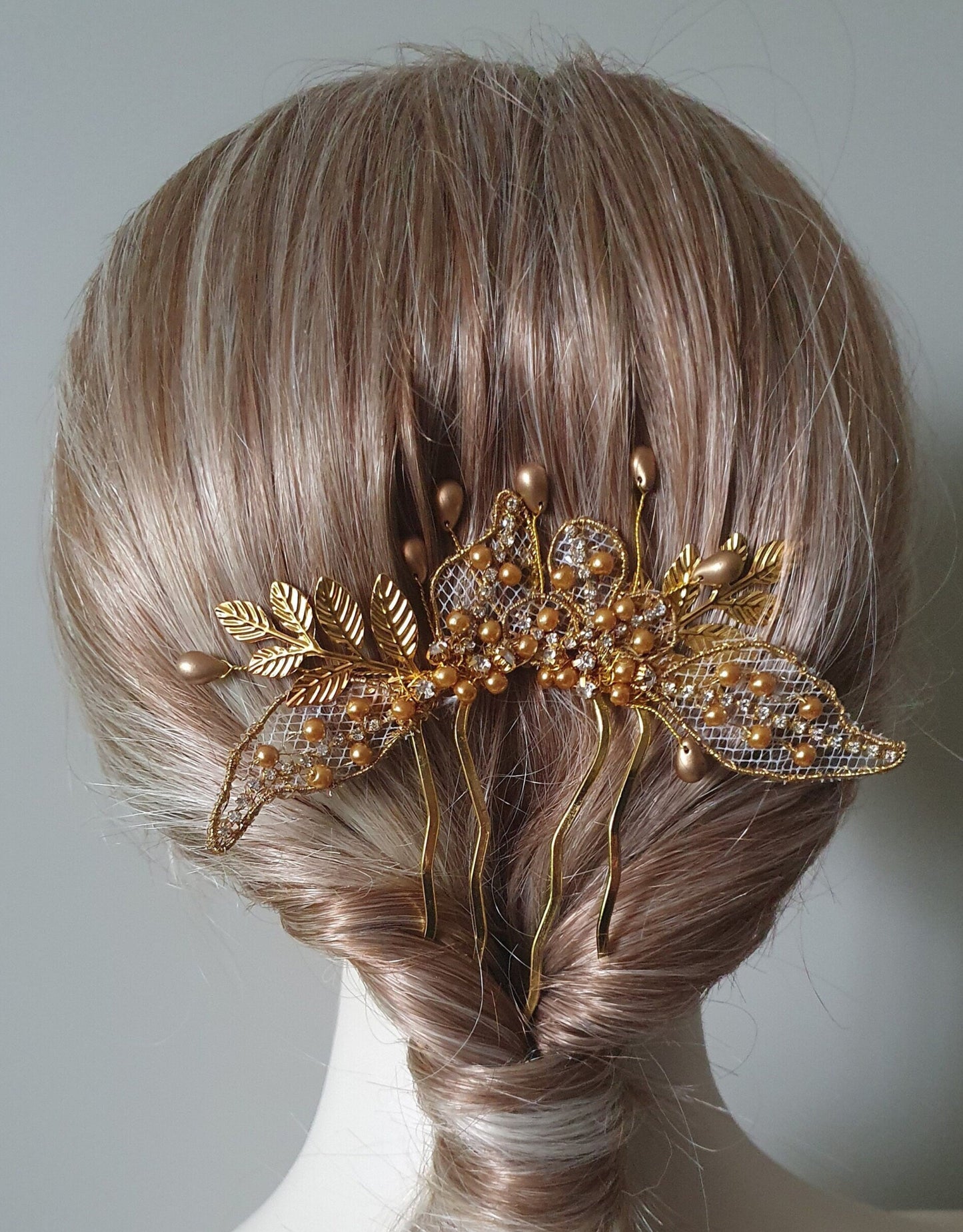 Handgemaakte goudkleurige bruidskam met parels en druppelstenen - Elegant Haaraccessoire voor Bruiloften en Feesten, Metalen Kam