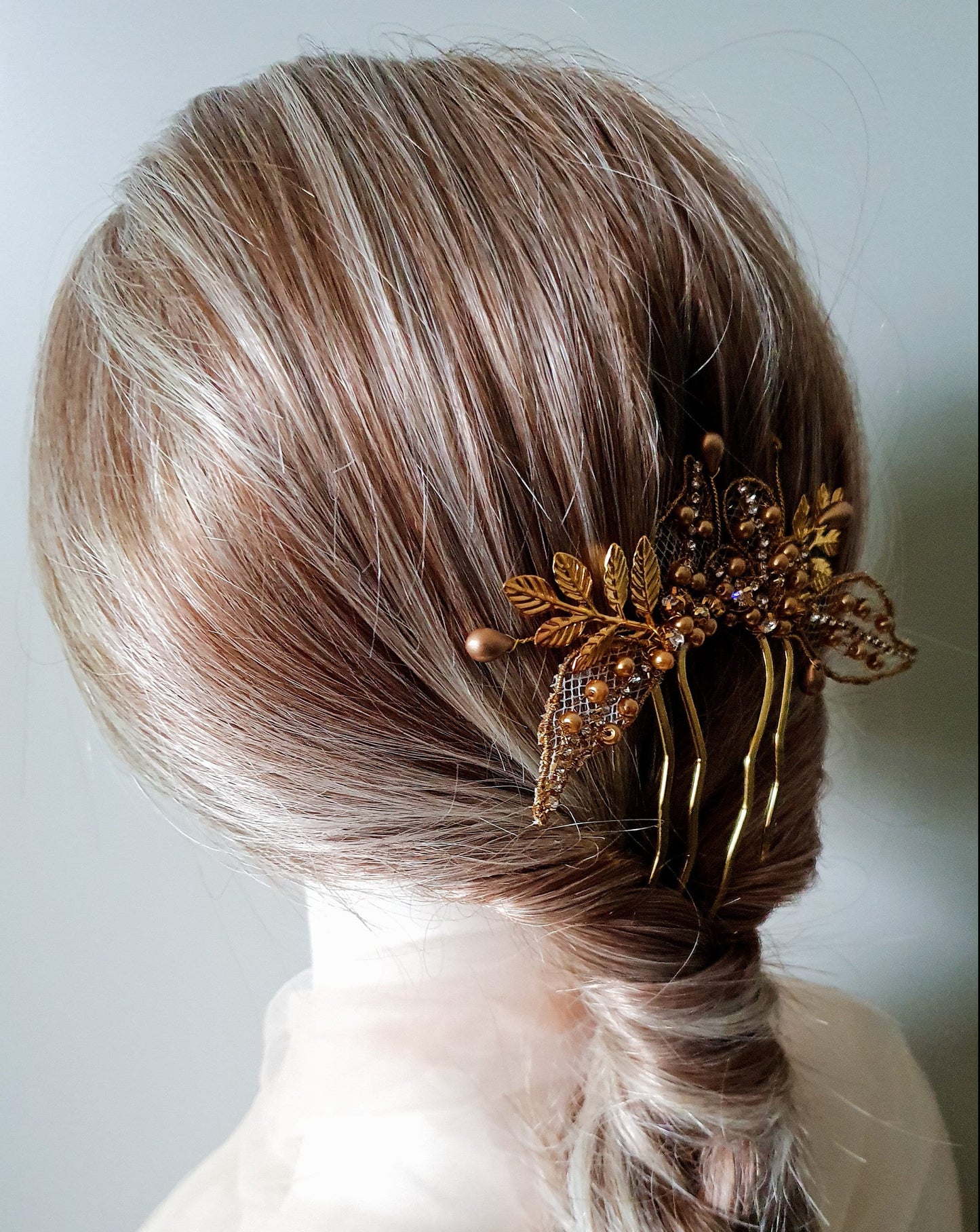 Handgemaakte goudkleurige bruidskam met parels en druppelstenen - Elegant Haaraccessoire voor Bruiloften en Feesten, Metalen Kam