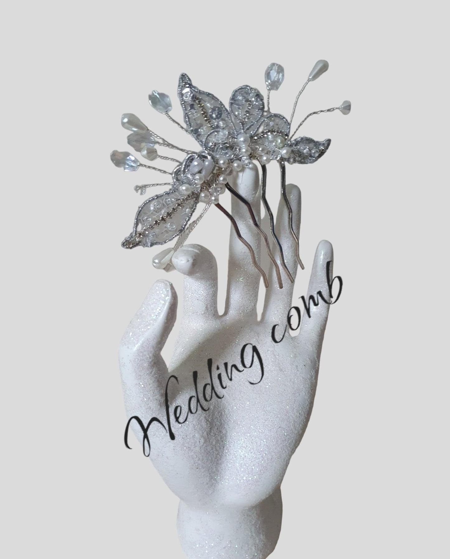 Peineta de novia hecha a mano con perlas y piedras colgantes - elegante accesorio para el cabello para bodas, invitados y fiestas, peineta de metal plateado