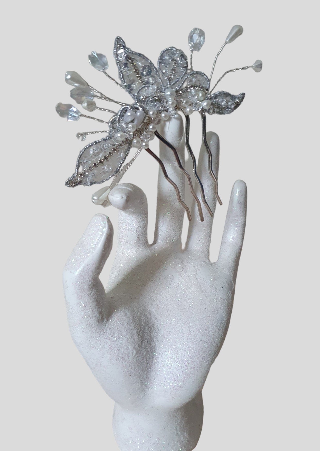 Peineta de novia hecha a mano con perlas y piedras colgantes - elegante accesorio para el cabello para bodas, invitados y fiestas, peineta de metal plateado
