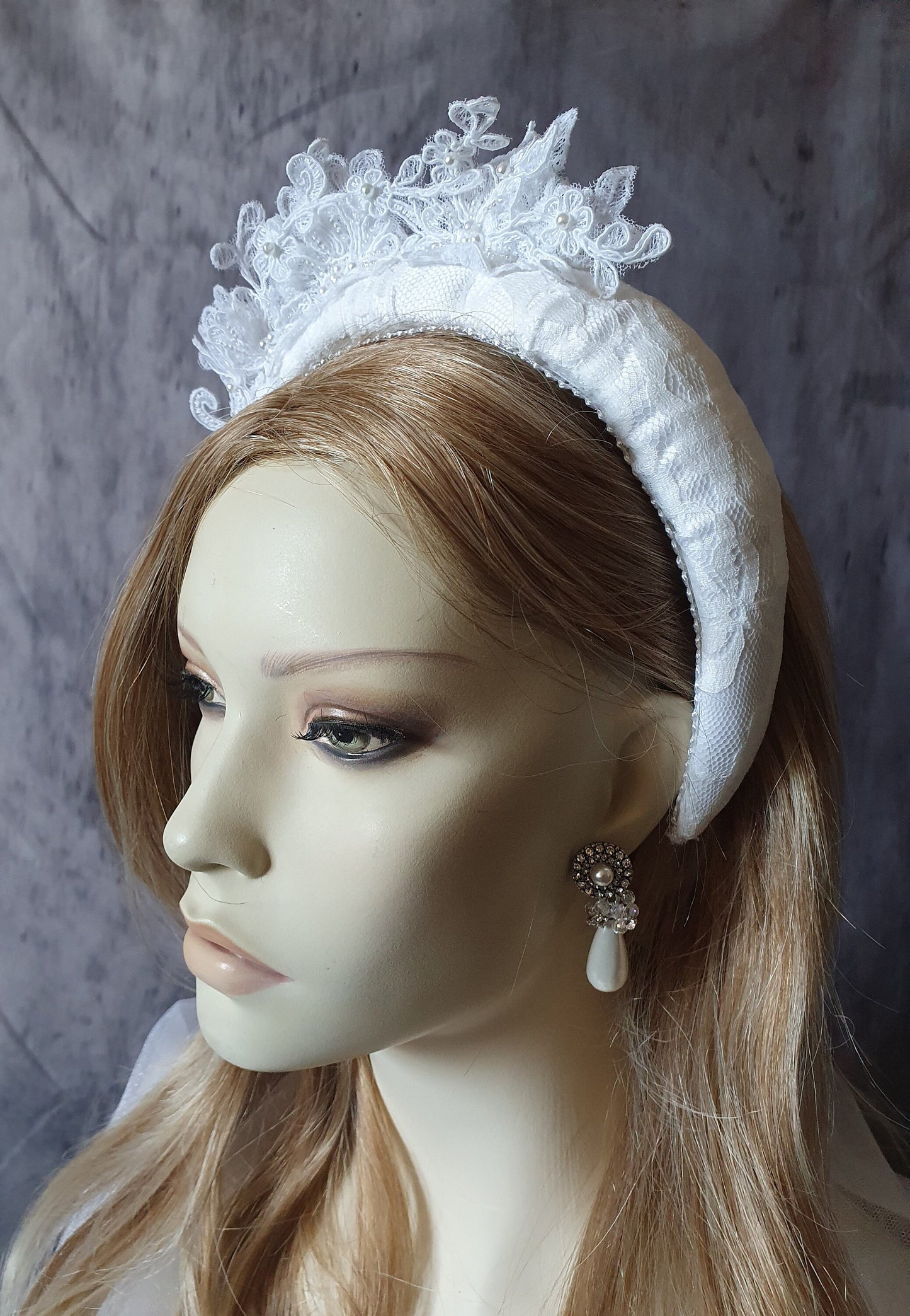 Handgemaakte Witte Haarband met Kant en Bloemen voor Bruiden - Elegant Bruilofts haaraccessoire, Tiara met Parels, Kanten Stof, Metalen Kam
