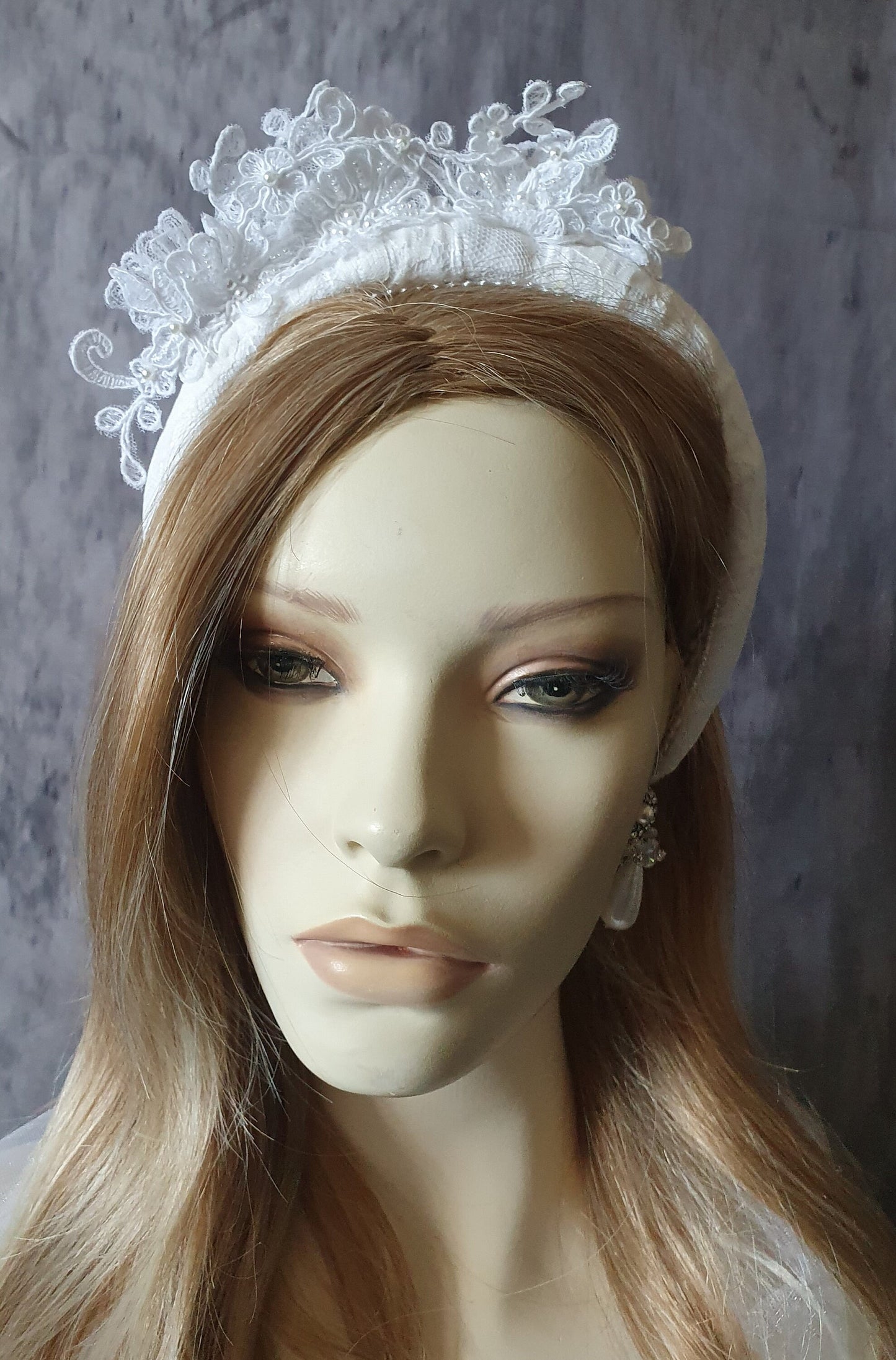 Handgemaakte Witte Haarband met Kant en Bloemen voor Bruiden - Elegant Bruilofts haaraccessoire, Tiara met Parels, Kanten Stof, Metalen Kam