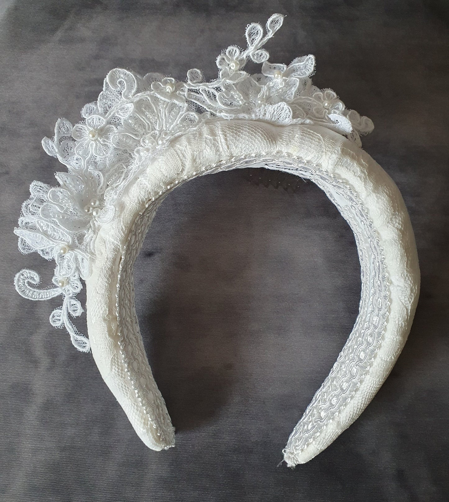 Handgemaakte Witte Haarband met Kant en Bloemen voor Bruiden - Elegant Bruilofts haaraccessoire, Tiara met Parels, Kanten Stof, Metalen Kam