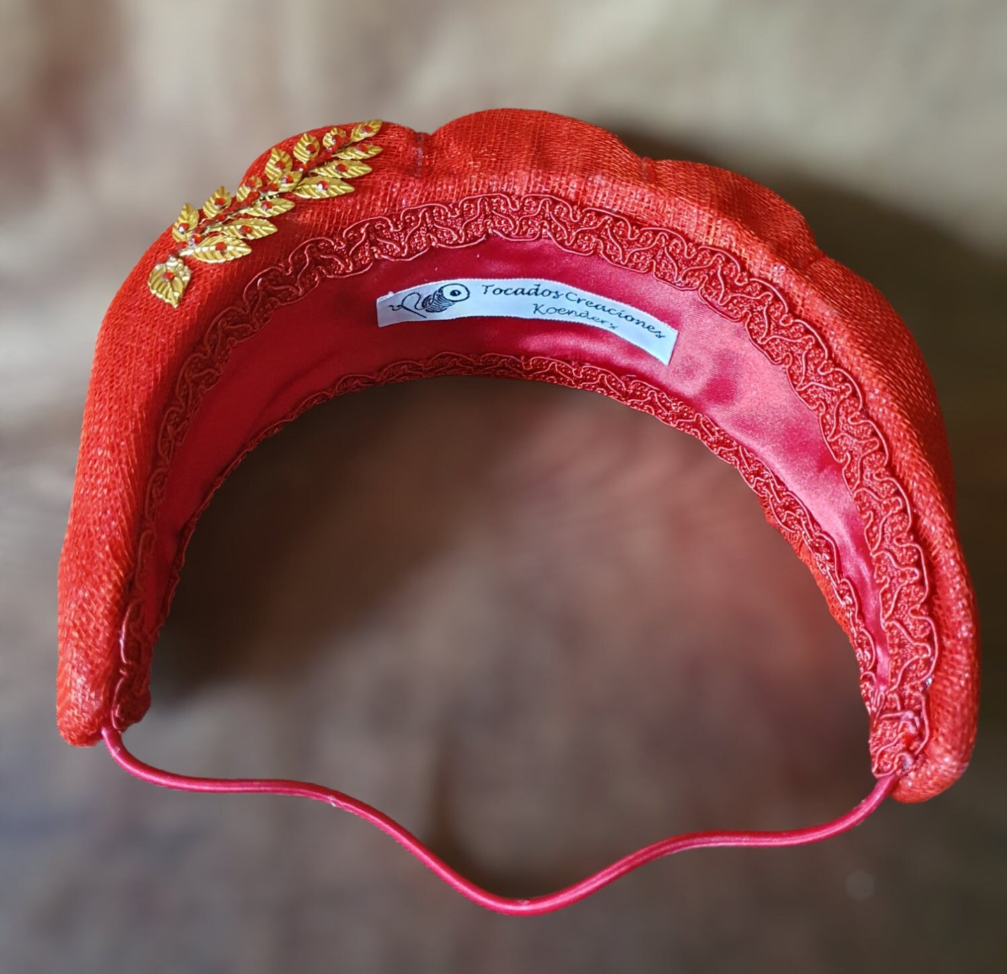 Handgemaakte sinamay hoofdband, haarband voor bruiloft gasten, met metalen bladeren, steentjes voor speciale formele gelegenheden of events.