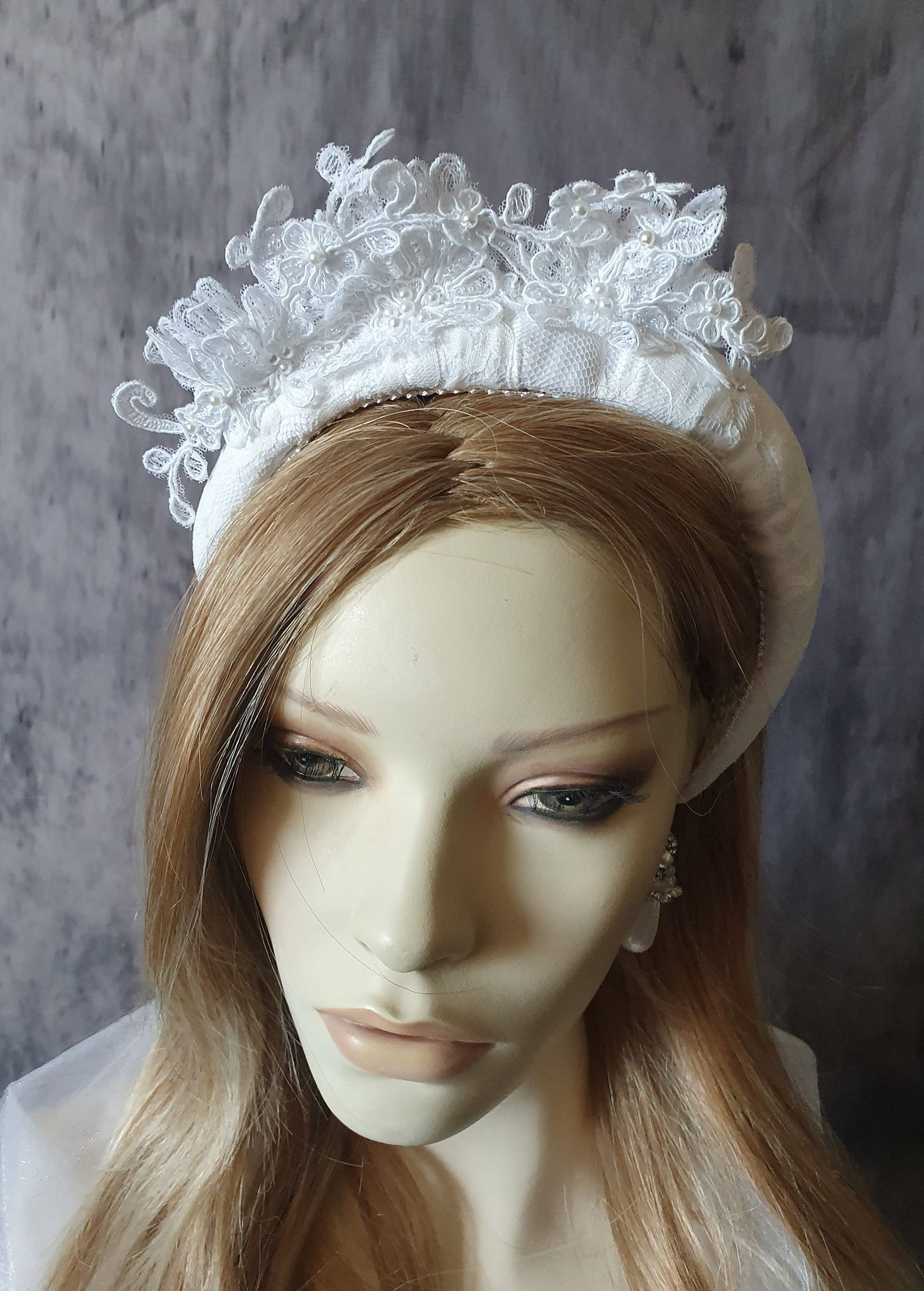 Handgemaakte Witte Haarband met Kant en Bloemen voor Bruiden - Elegant Bruilofts haaraccessoire, Tiara met Parels, Kanten Stof, Metalen Kam