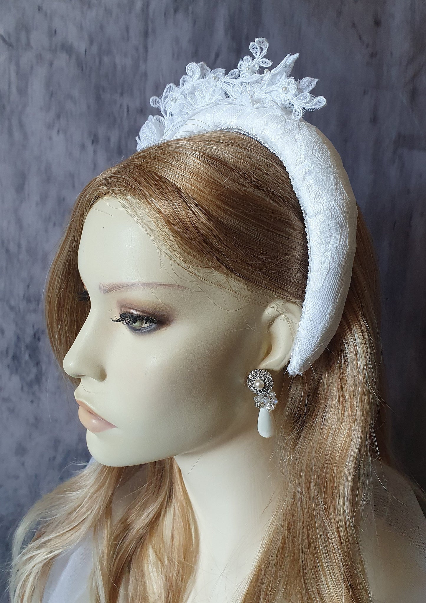 Handgemaakte Witte Haarband met Kant en Bloemen voor Bruiden - Elegant Bruilofts haaraccessoire, Tiara met Parels, Kanten Stof, Metalen Kam