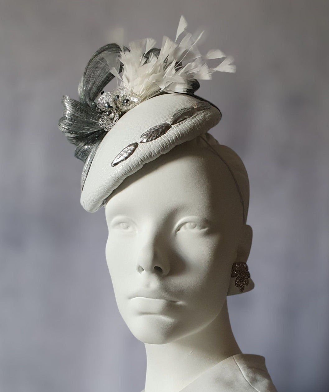 Fascinator wit natuurleer met abaca zijde, handgemaakt, bruiloft hoofdtooi, elegante dameshoed voor speciale gelegenheid