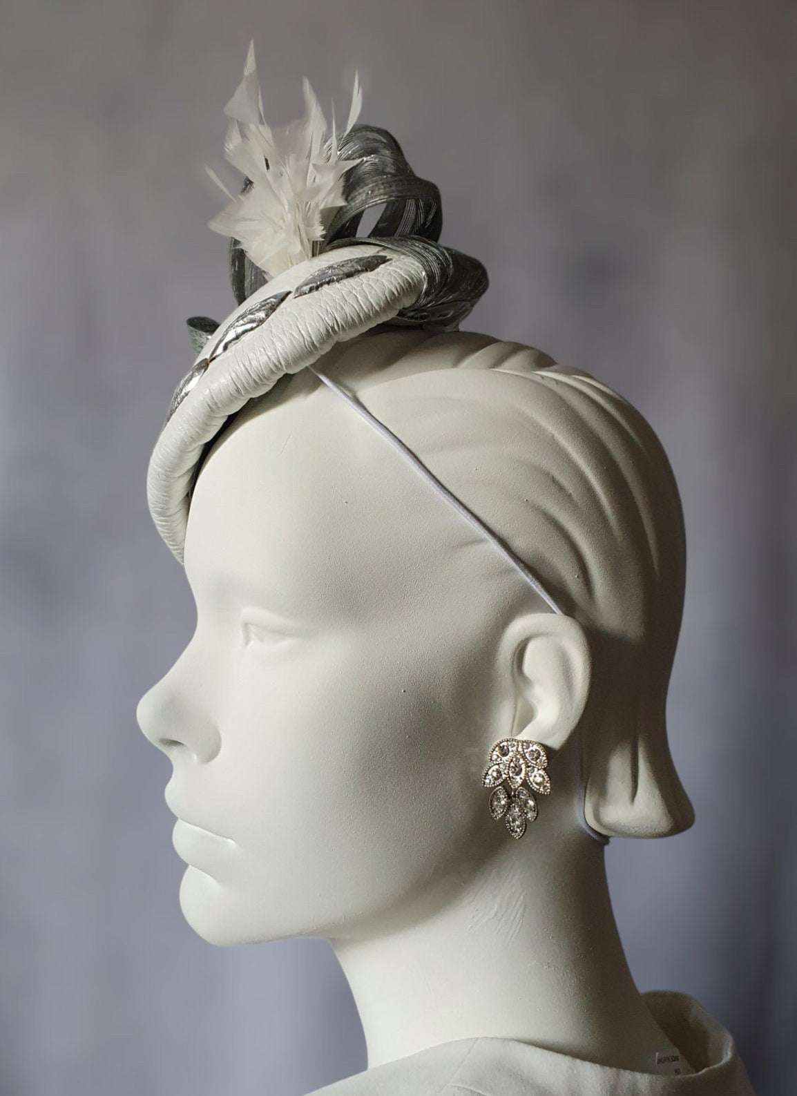 Fascinator wit natuurleer met abaca zijde, handgemaakt, bruiloft hoofdtooi, elegante dameshoed voor speciale gelegenheid