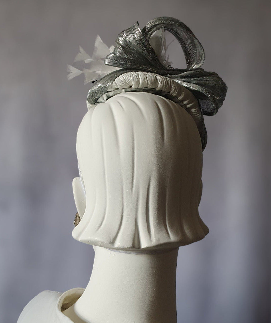 Fascinator wit natuurleer met abaca zijde, handgemaakt, bruiloft hoofdtooi, elegante dameshoed voor speciale gelegenheid