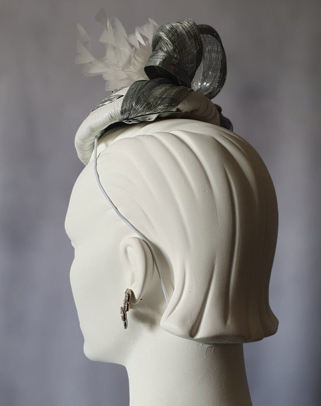 Fascinator wit natuurleer met abaca zijde, handgemaakt, bruiloft hoofdtooi, elegante dameshoed voor speciale gelegenheid