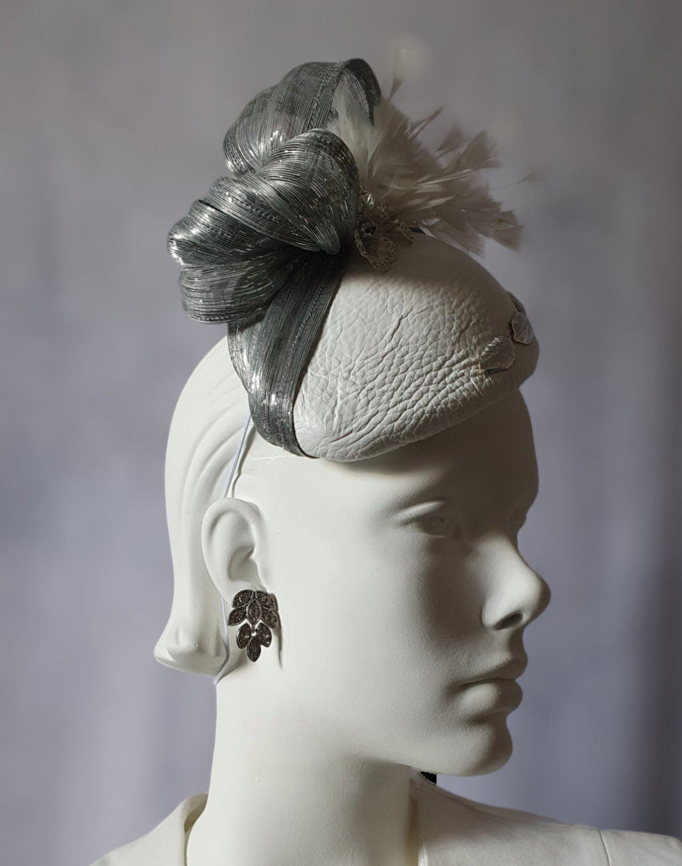 Fascinator wit natuurleer met abaca zijde, handgemaakt, bruiloft hoofdtooi, elegante dameshoed voor speciale gelegenheid