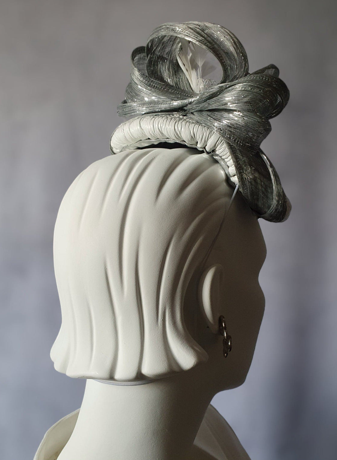 Fascinator wit natuurleer met abaca zijde, handgemaakt, bruiloft hoofdtooi, elegante dameshoed voor speciale gelegenheid