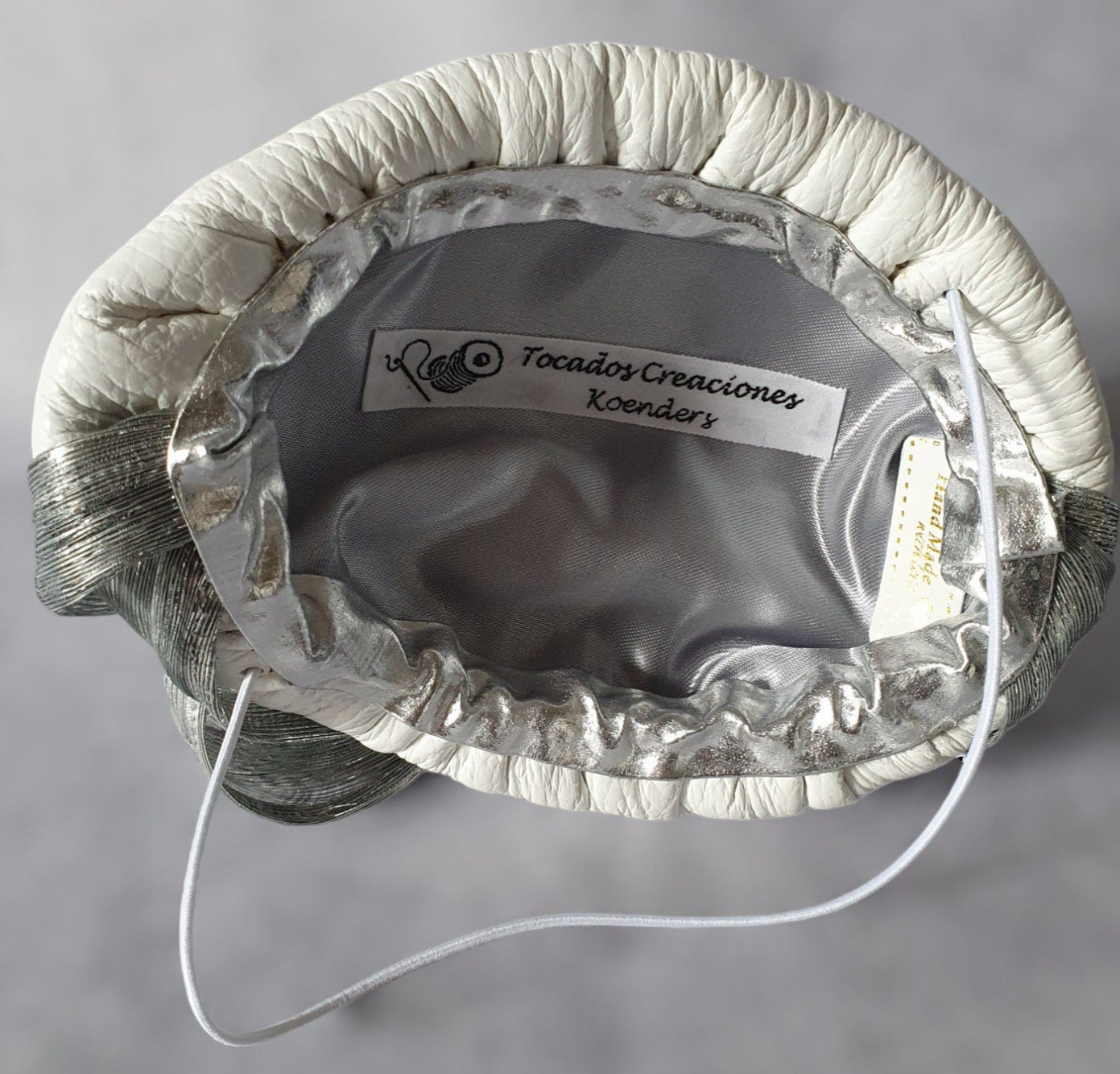 Fascinator wit natuurleer met abaca zijde, handgemaakt, bruiloft hoofdtooi, elegante dameshoed voor speciale gelegenheid