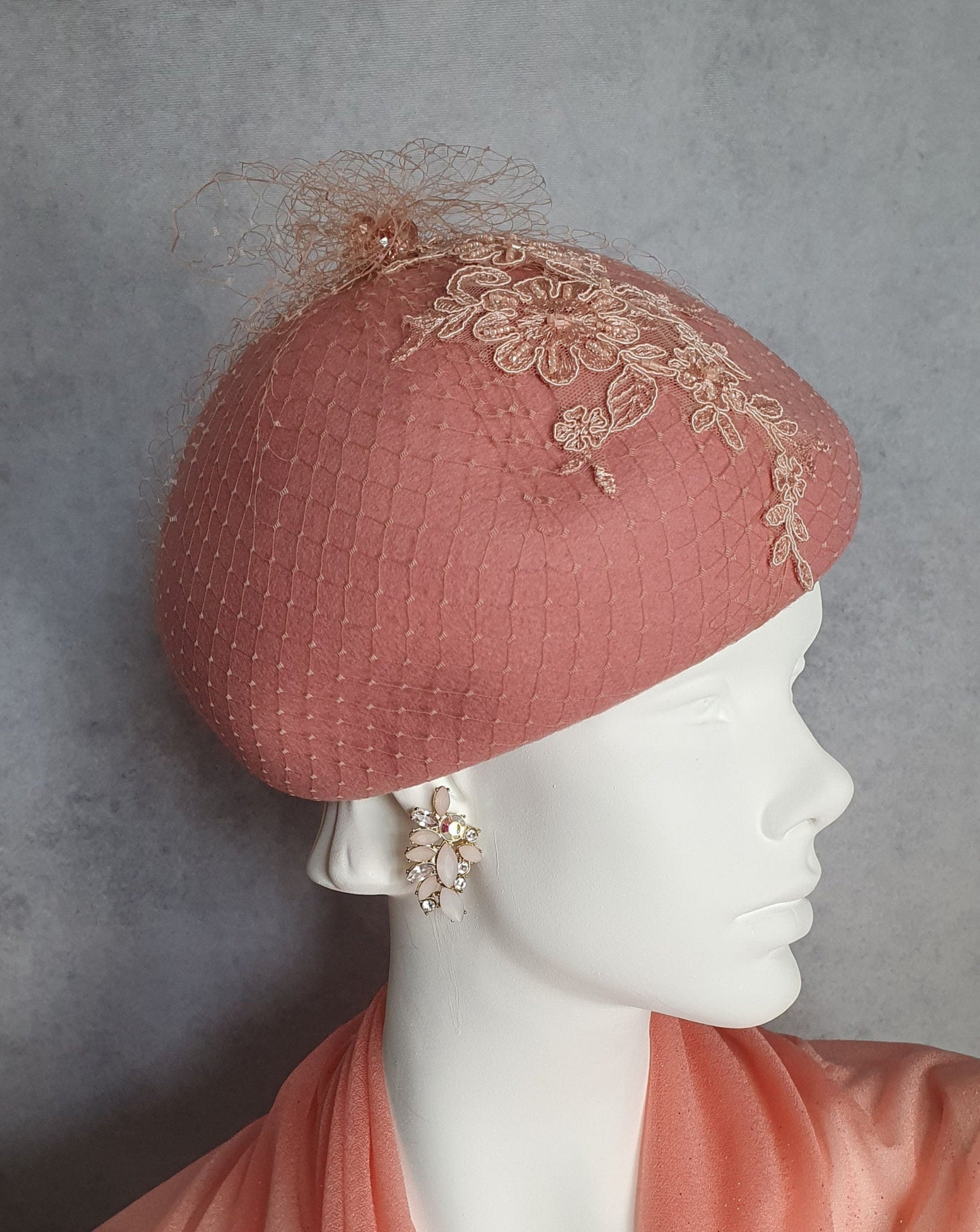 Handgemaakte damesbaret van vilt, gastenhoed, dameshoed, elegante hoofdtooi, bruiloftshoed, winterhoed, speciale evenementen