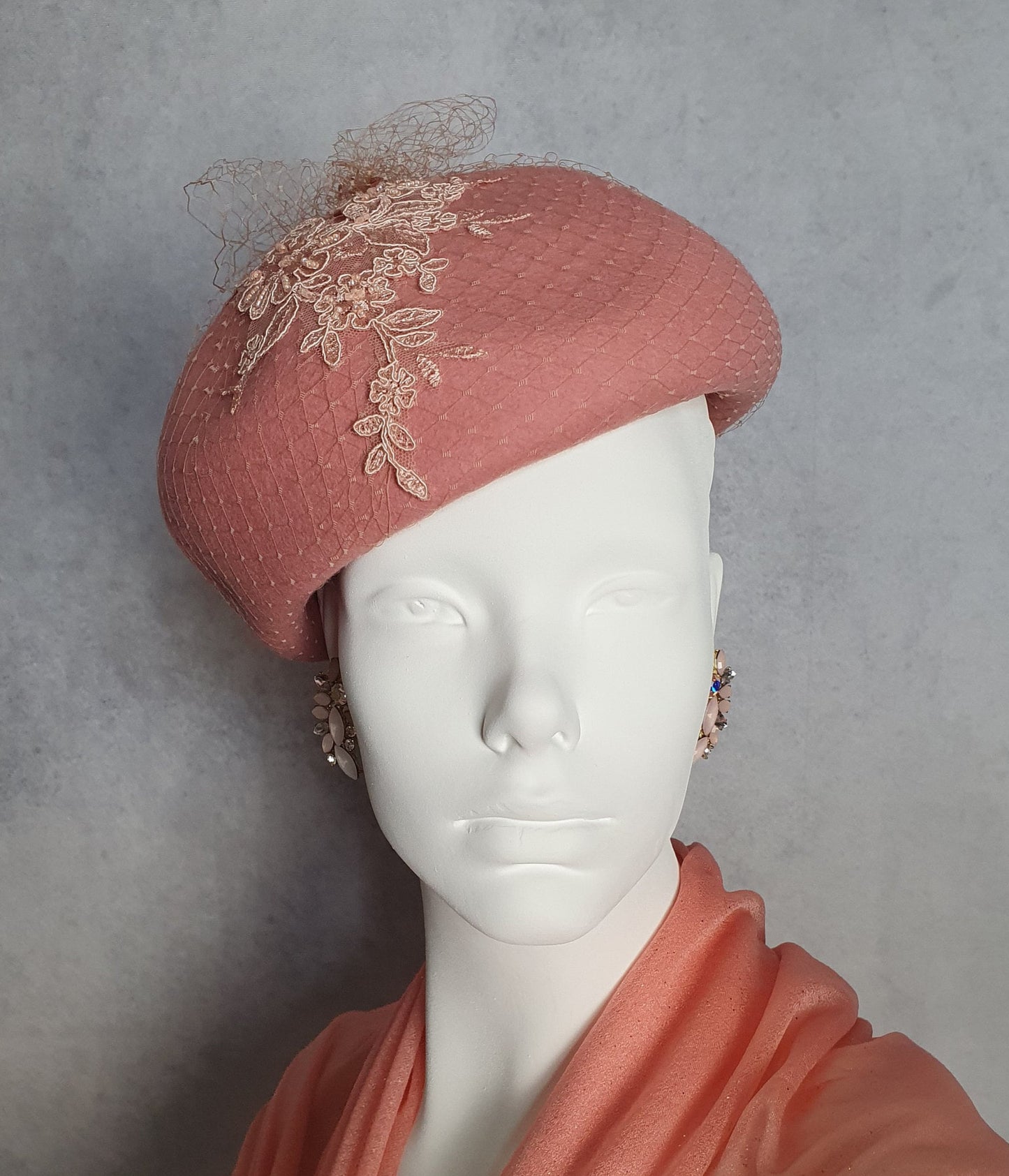 Handgemaakte damesbaret van vilt, gastenhoed, dameshoed, elegante hoofdtooi, bruiloftshoed, winterhoed, speciale evenementen