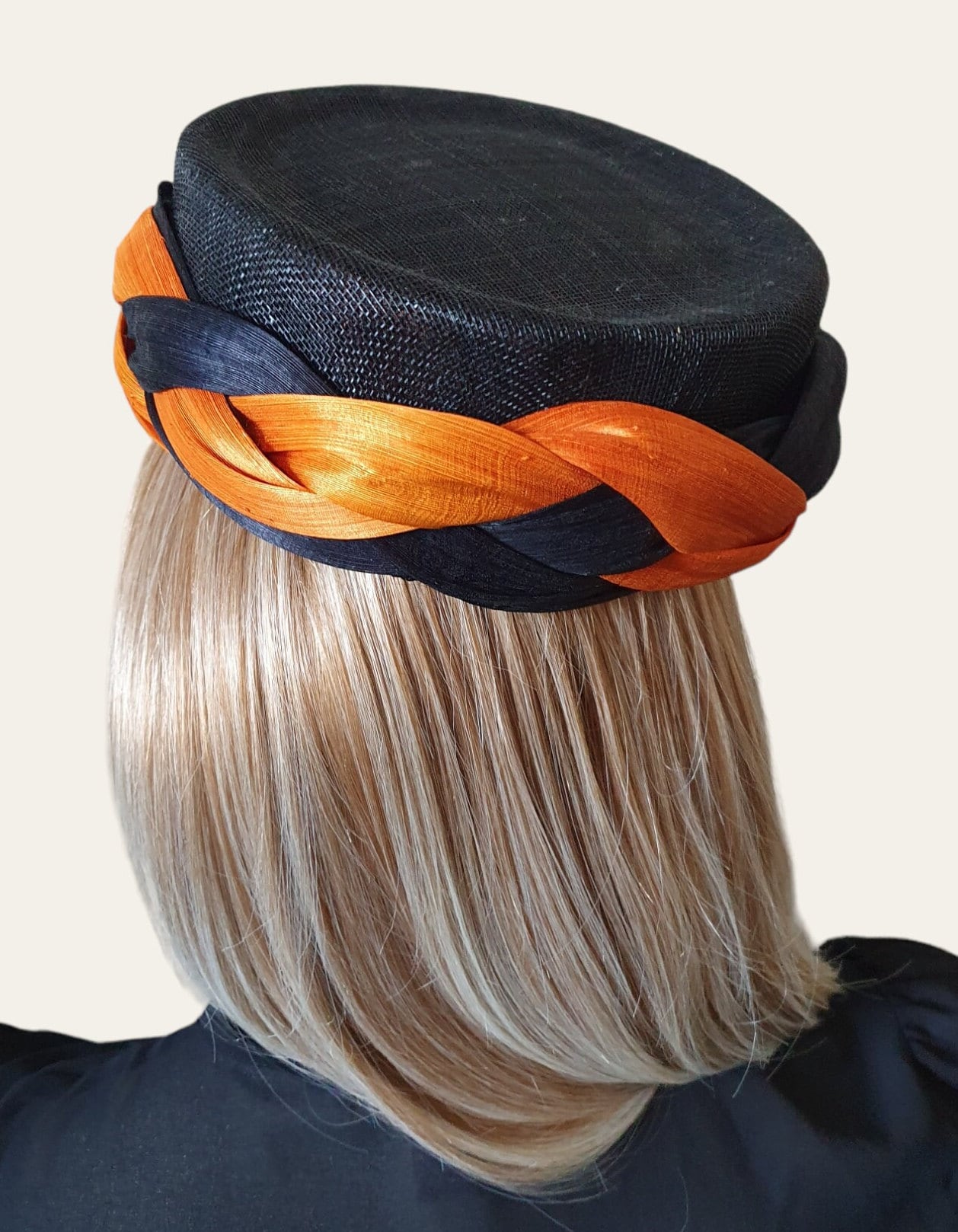 Handgemaakte pillboxhoed van abaca zijde, gast hoofdtooi, elegante hoed, sinamay hoofdtooi, dameshoed, bruiloft, speciale gebeurtenis
