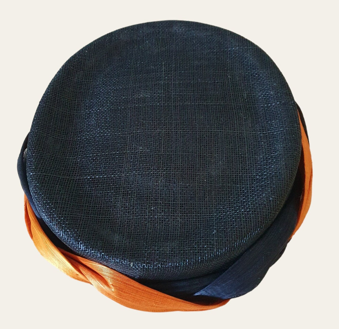 Handgemaakte pillboxhoed van abaca zijde, gast hoofdtooi, elegante hoed, sinamay hoofdtooi, dameshoed, bruiloft, speciale gebeurtenis