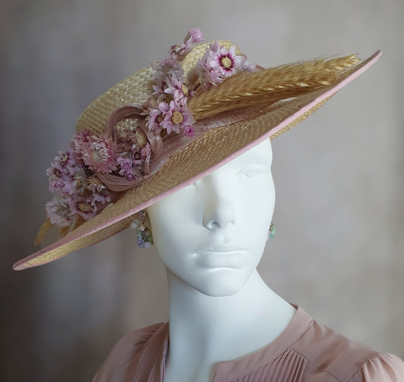 Handgemaakte hoed met abaca zijde en gedroogde bloemen, gastenhoed, strohoed, zomer fascinator, dames hoofdtooi, speciale gelegenheden