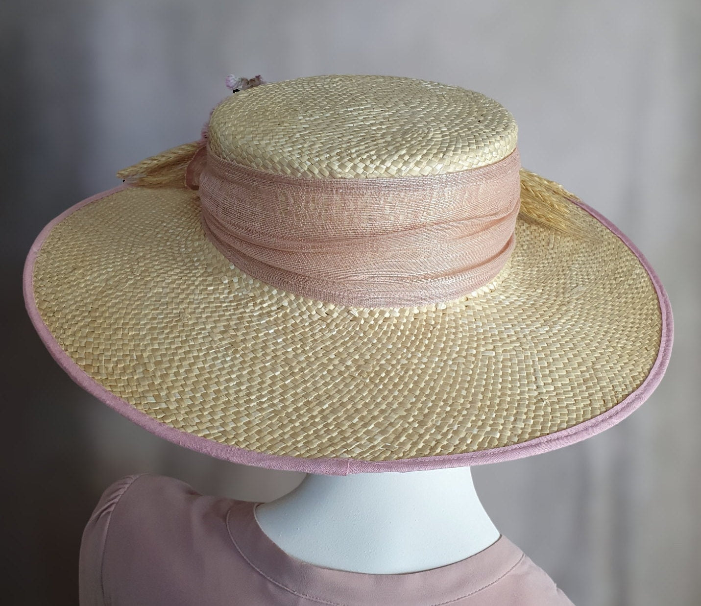 Handgemaakte hoed met abaca zijde en gedroogde bloemen, gastenhoed, strohoed, zomer fascinator, dames hoofdtooi, speciale gelegenheden