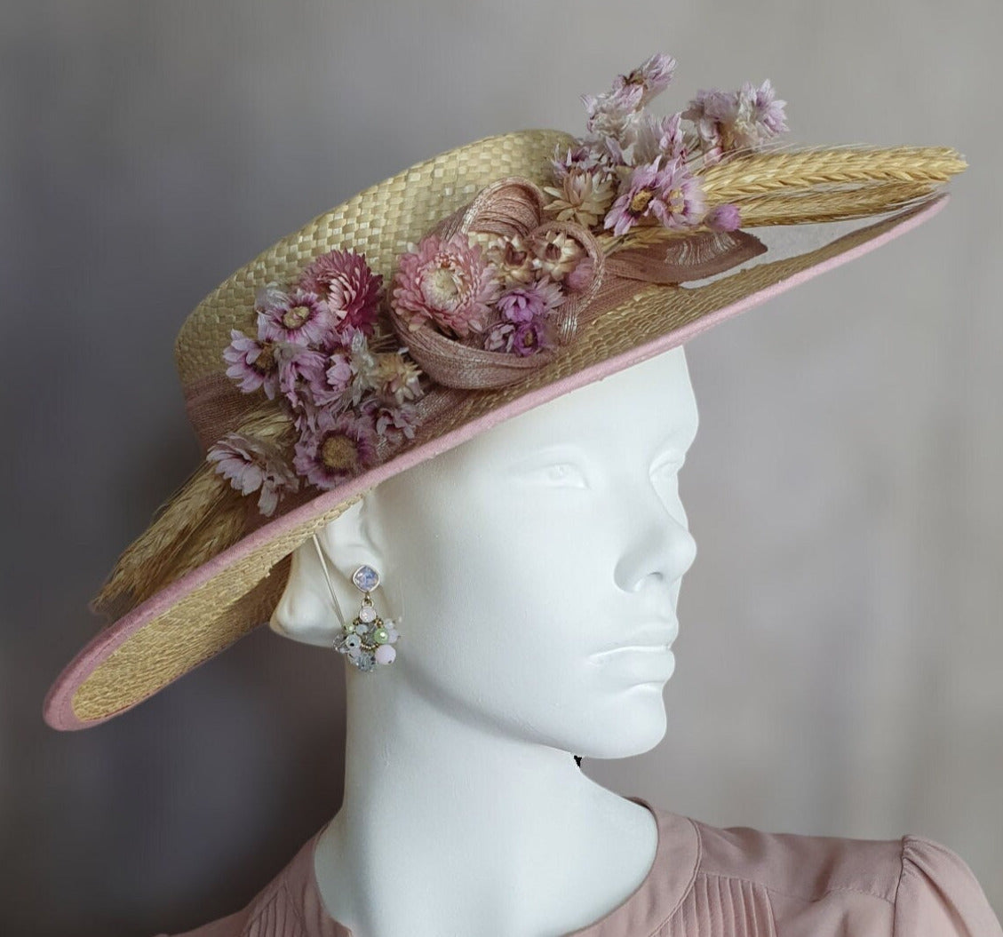Handgemaakte hoed met abaca zijde en gedroogde bloemen, gastenhoed, strohoed, zomer fascinator, dames hoofdtooi, speciale gelegenheden