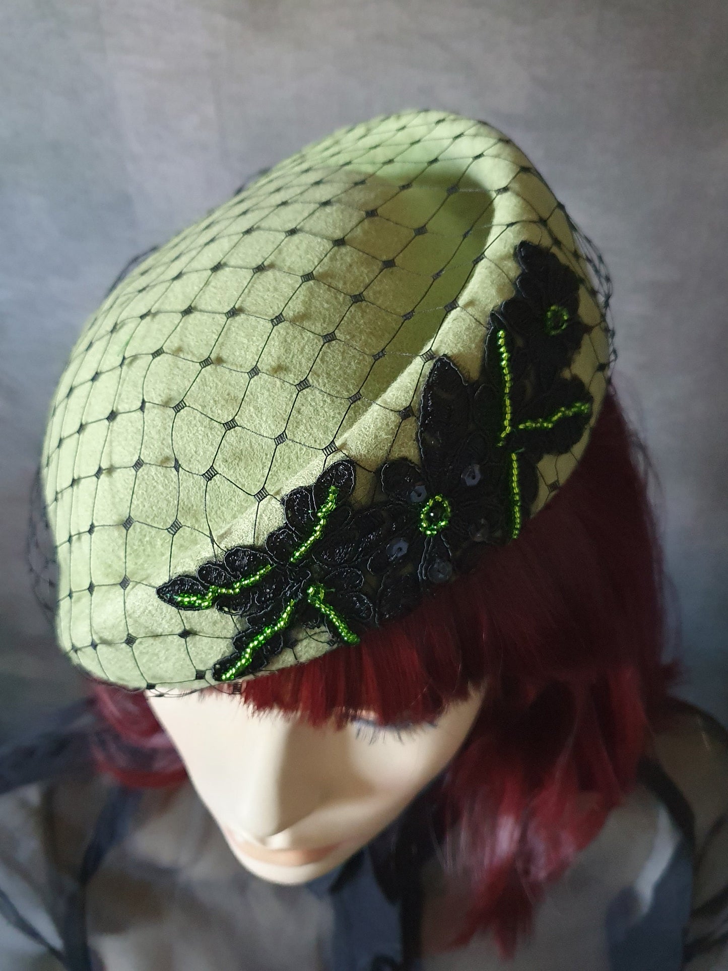 Unieke groene Baret hoed, handgemaakt met kanten sluier, winterhoed, fascinator, gastenhoed, evenement, bruiloft, speciale gelegenheden